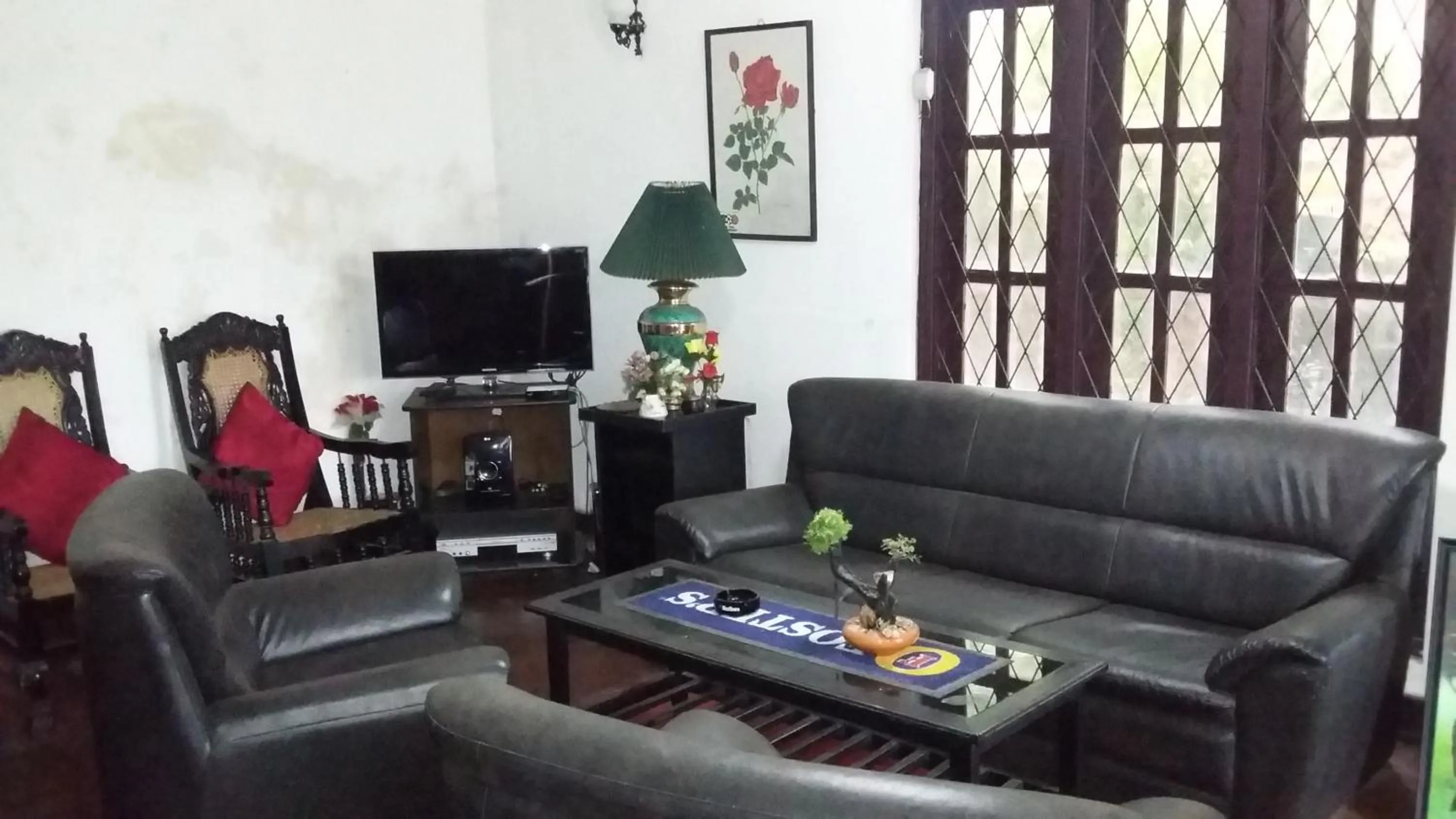 Communal lounge/ TV room in Kandy Mountain Cottage