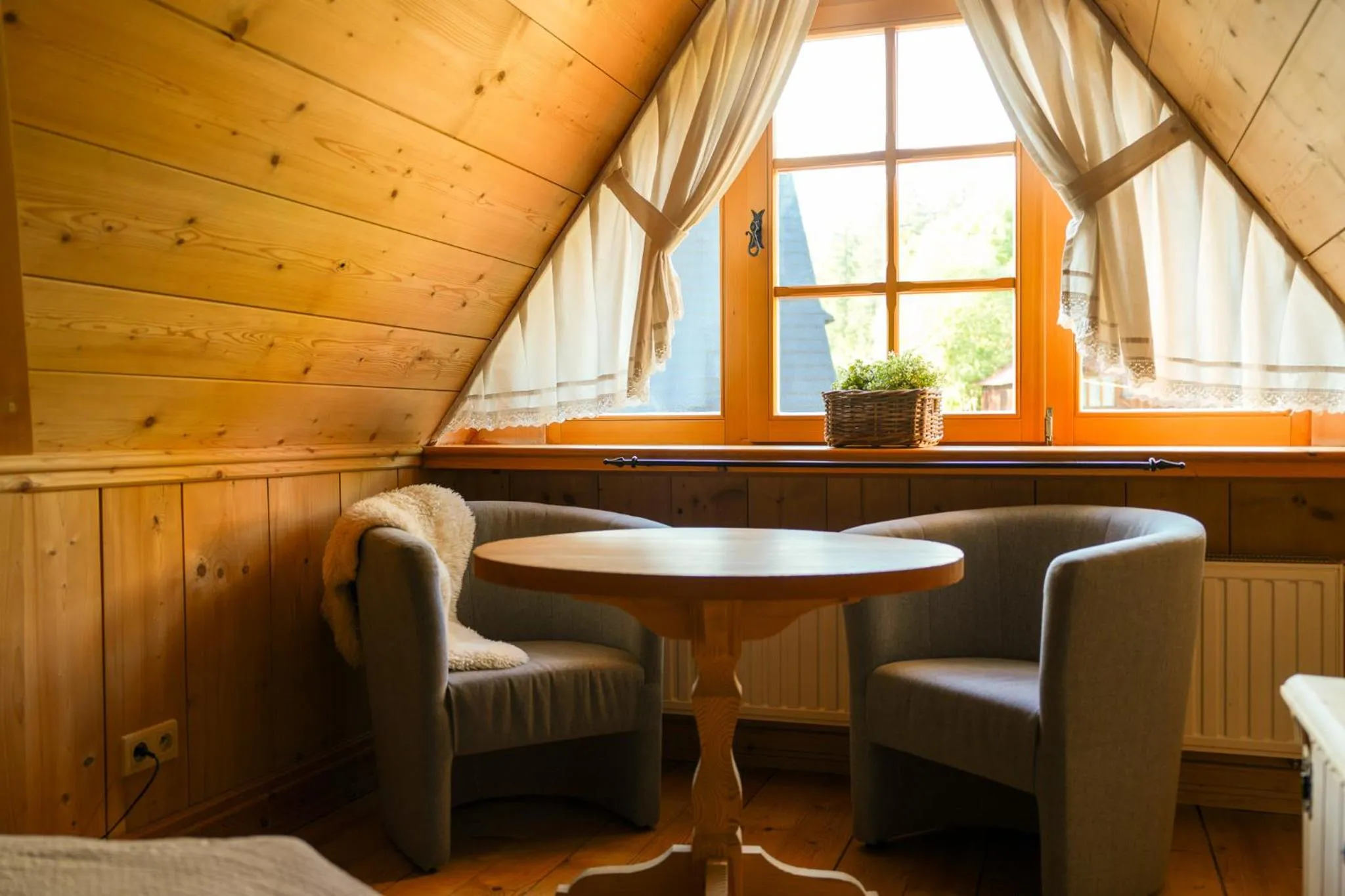 Seating area in Villa Miodula- zwierzęta akceptowane bezpłatnie, bezpośredni widok na góry, parking w cenie!