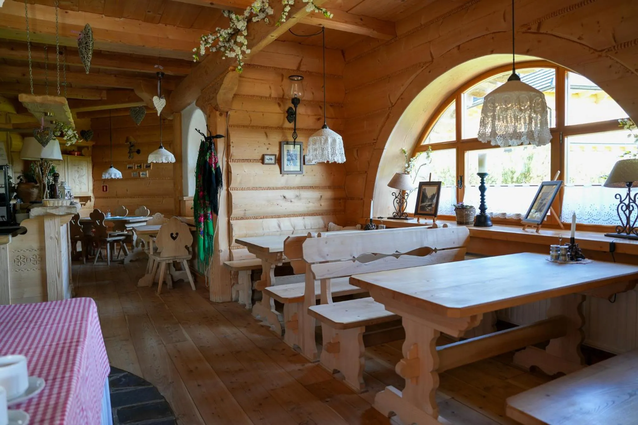 Dining area in Villa Miodula- zwierzęta akceptowane bezpłatnie, bezpośredni widok na góry, parking w cenie!