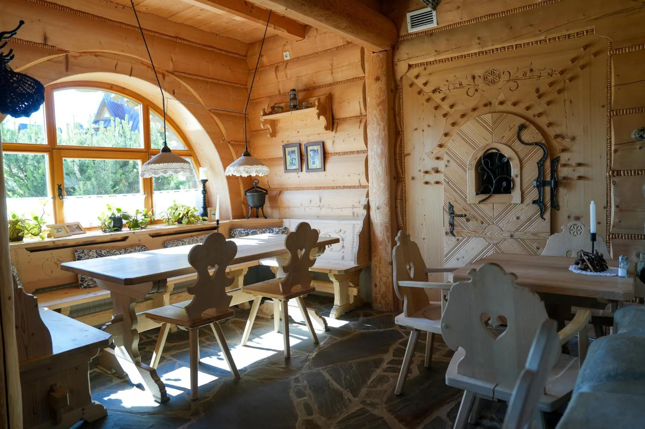 Dining area in Villa Miodula- zwierzęta akceptowane bezpłatnie, bezpośredni widok na góry, parking w cenie!