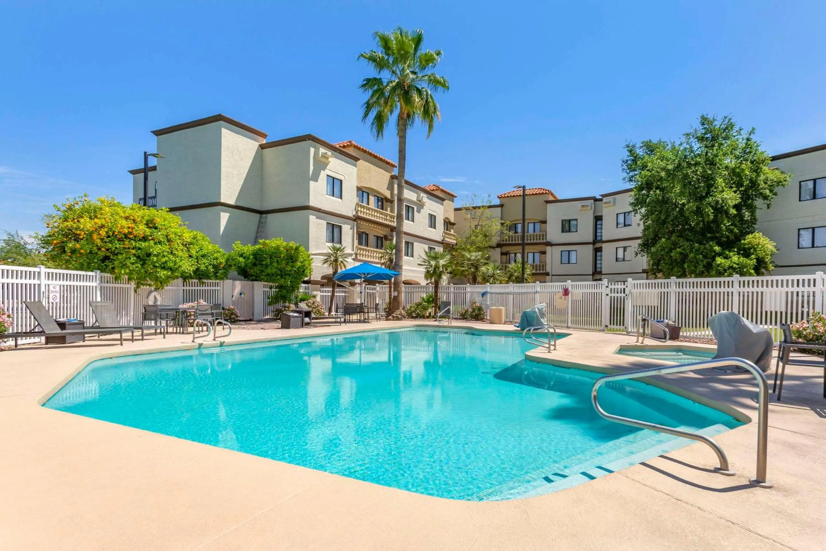 Swimming pool in Windmill Suites Surprise - Phoenix, an Ascend Collection Hotel