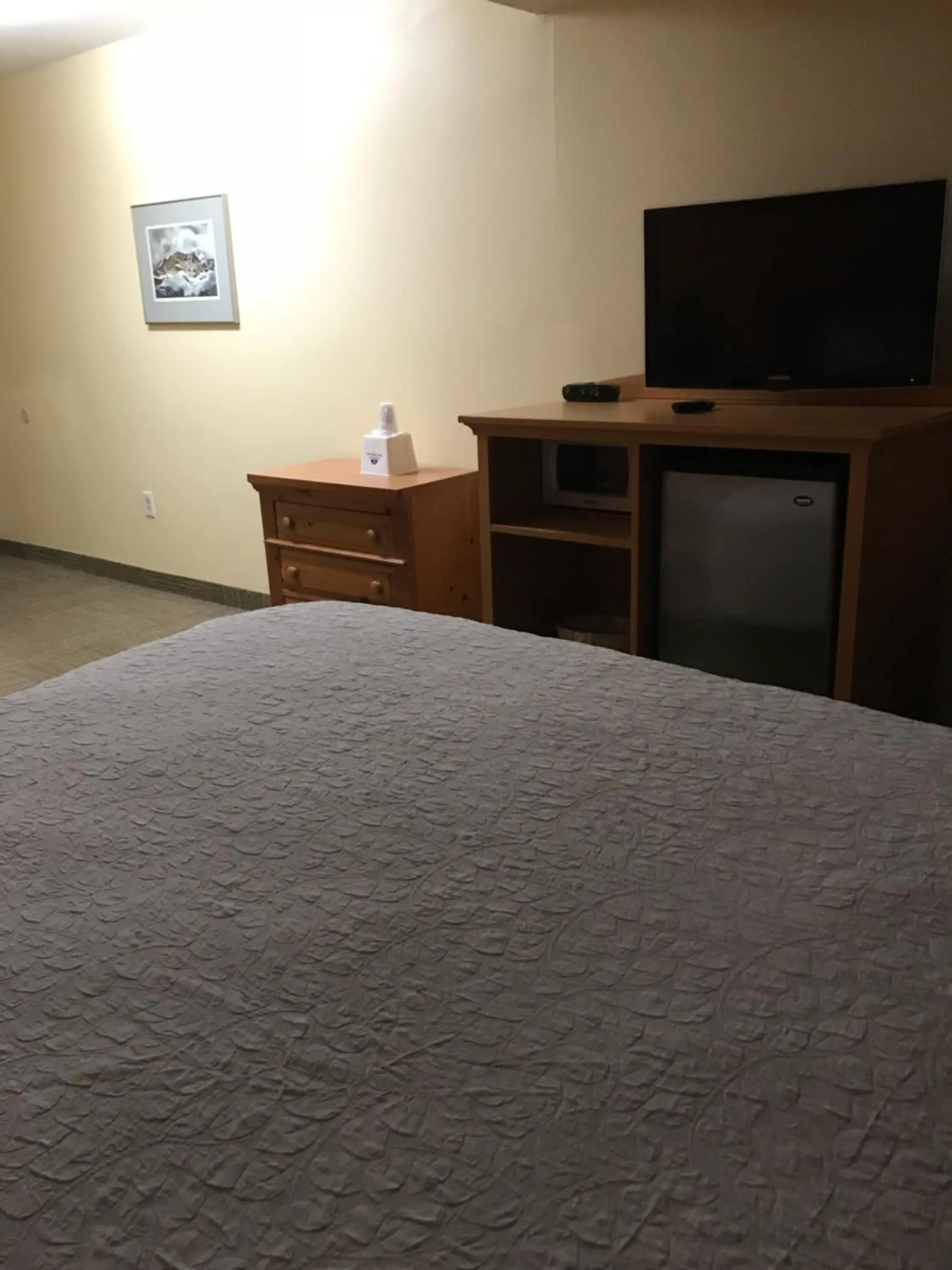 Bed in Americas Best Value Inn & Suites Anchorage Airport
