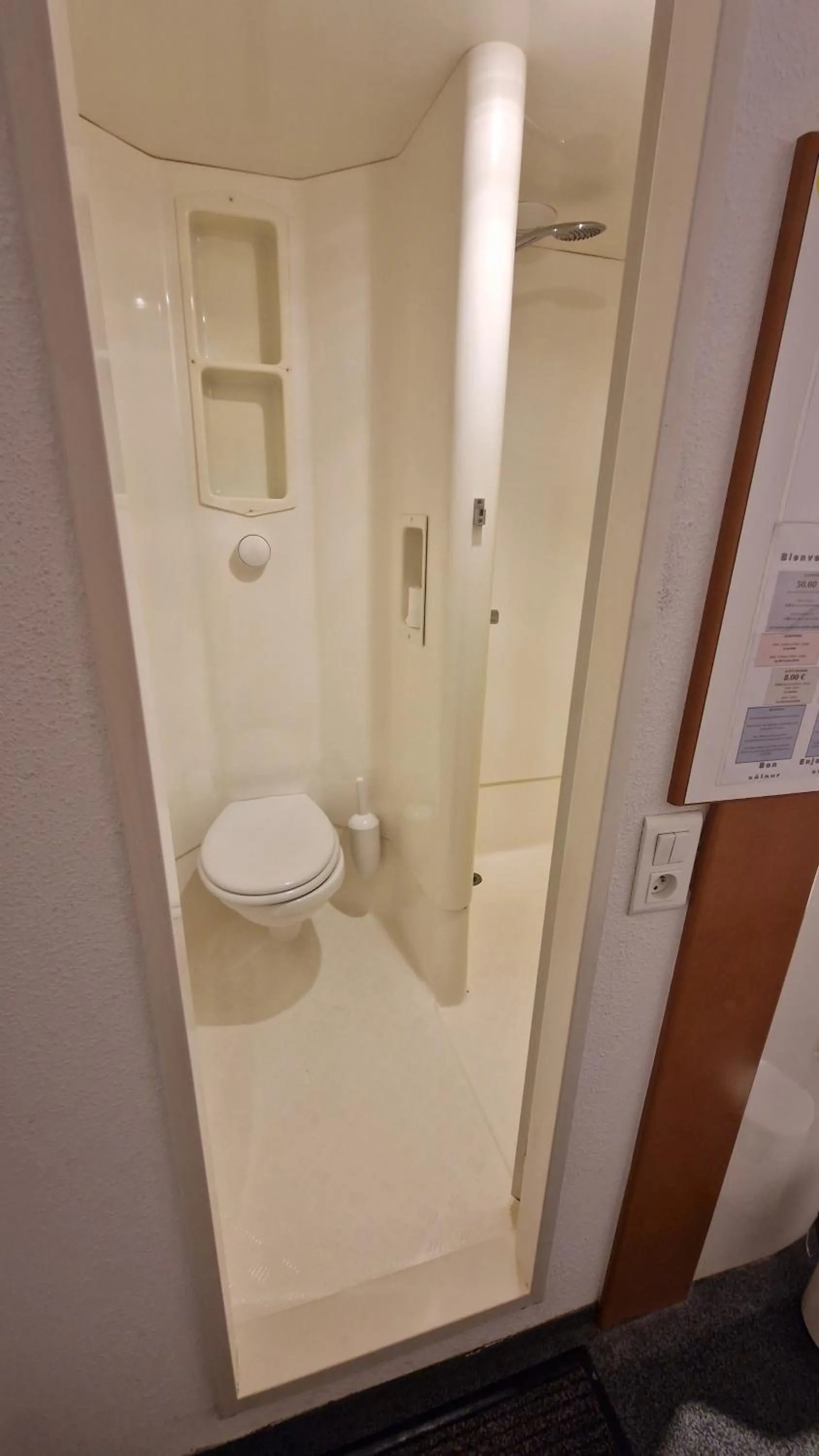 Toilet in Quick Palace Epinal