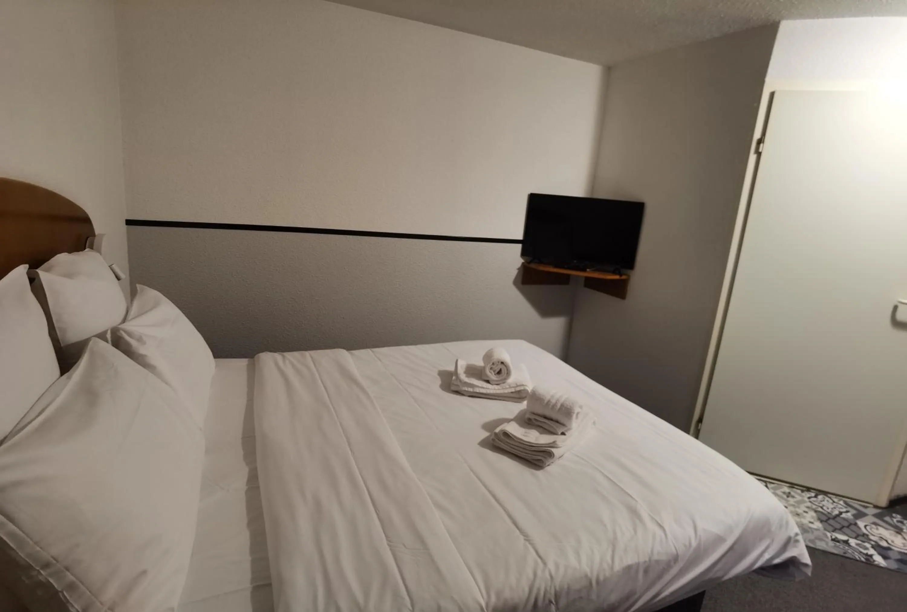 Bed in Quick Palace Epinal