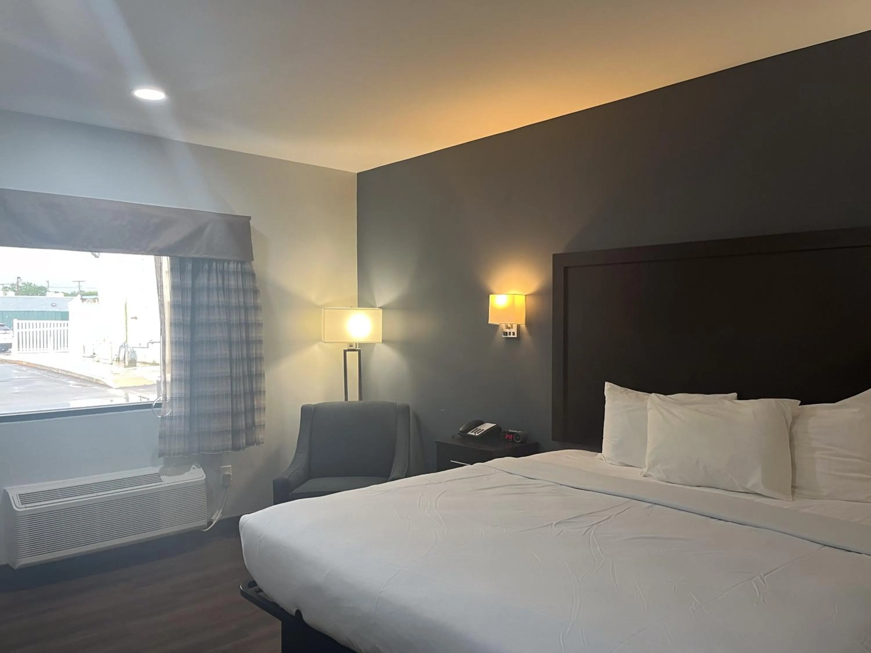 Photo of the whole room, Bed in Motel 6 Norfolk, VA East Little Creek