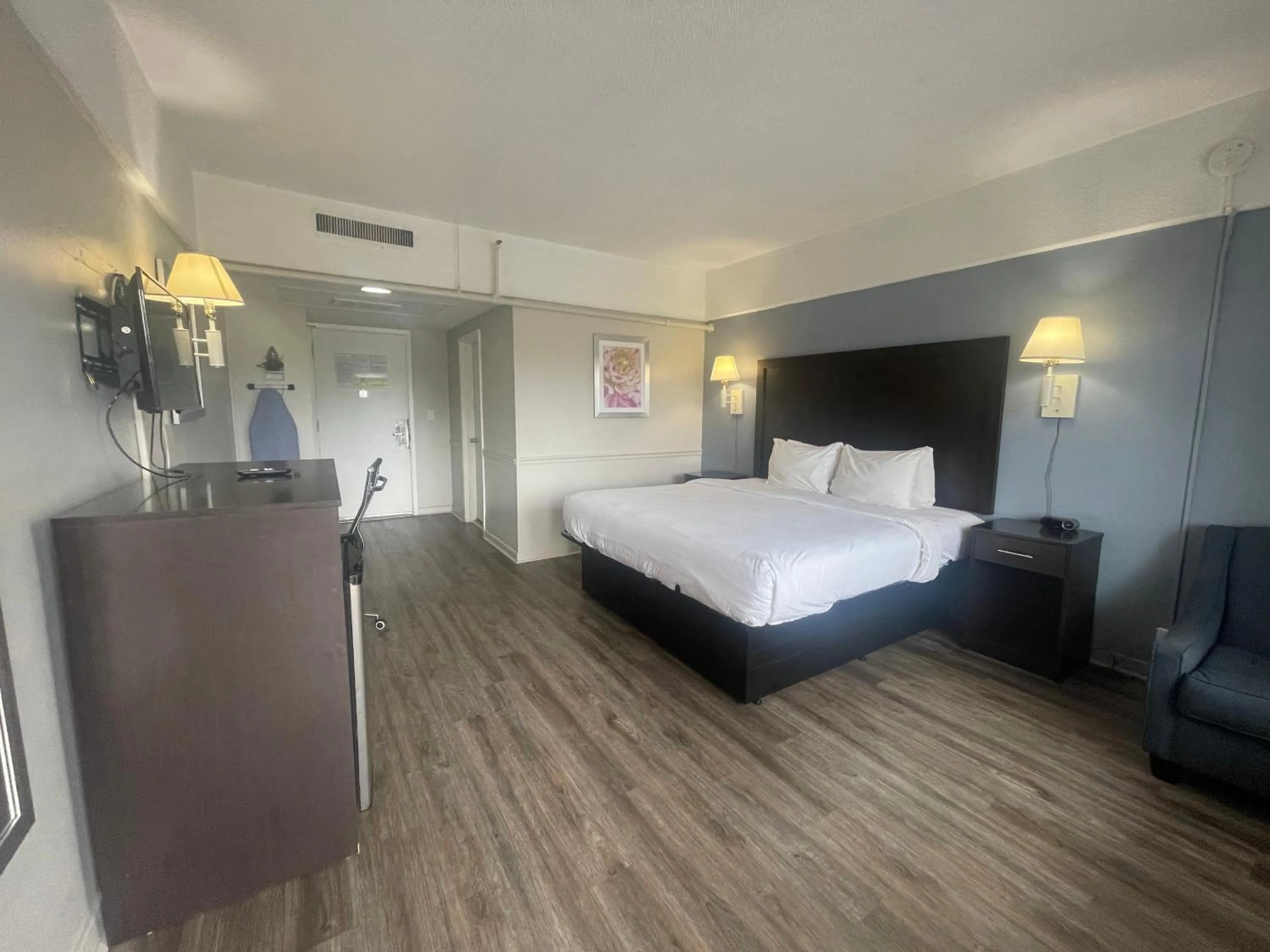 Bed in Motel 6 Norfolk, VA East Little Creek