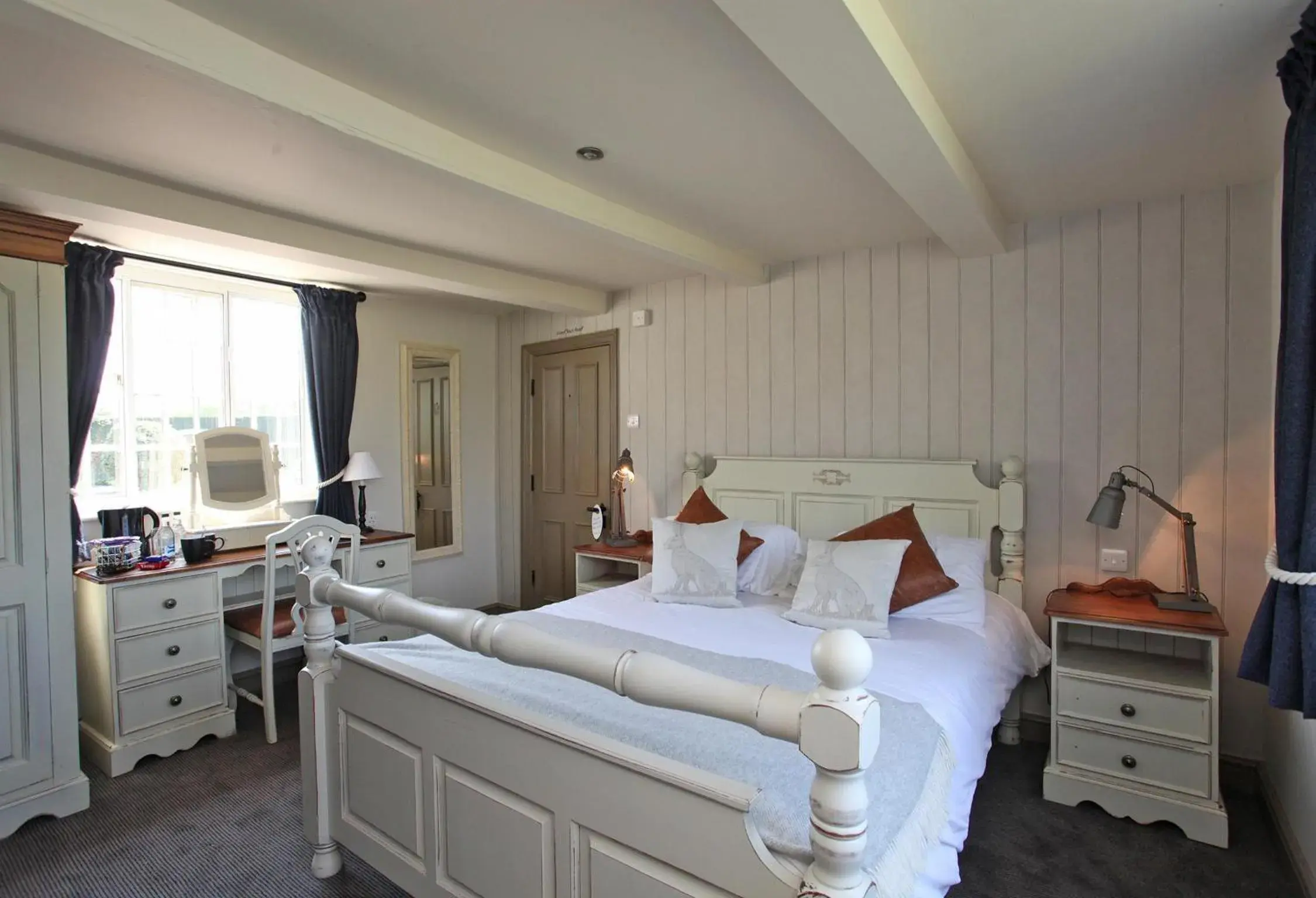 Standard Double Room with Bath in The Falcon Inn Standard Double Room with Bath in The Falcon Inn