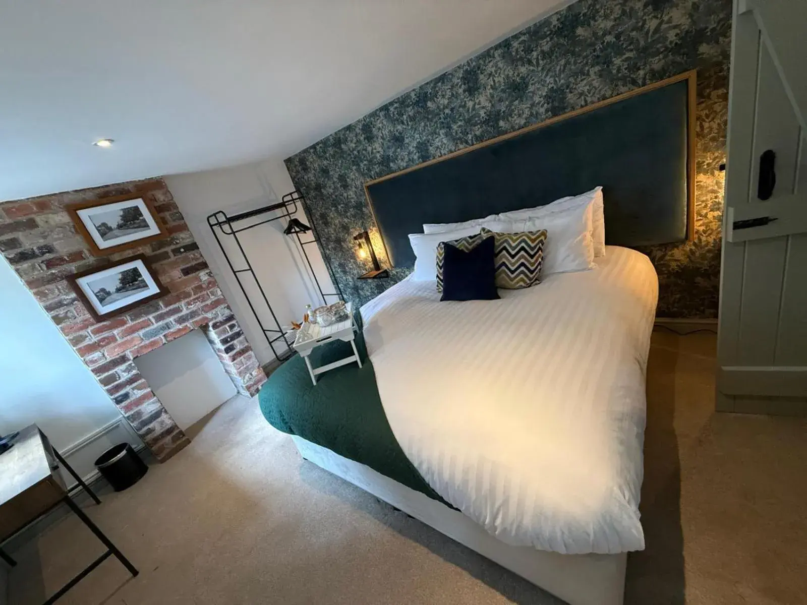 Superior King Room in The Falcon Inn Superior King Room in The Falcon Inn