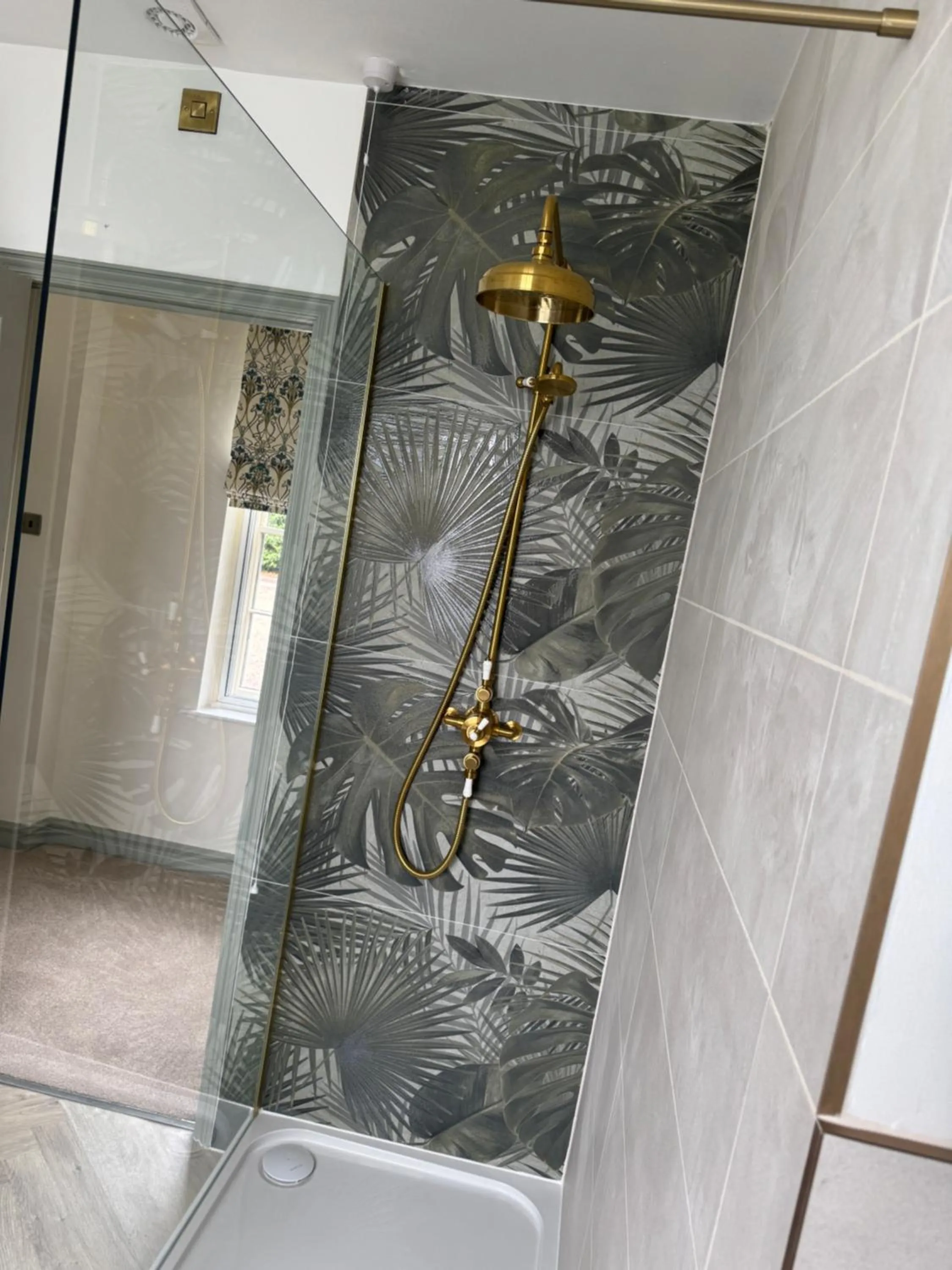 Shower in The Falcon Inn