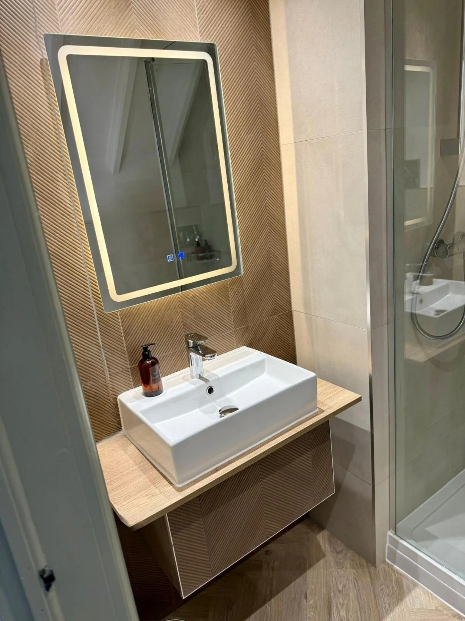 Shower in The Falcon Inn