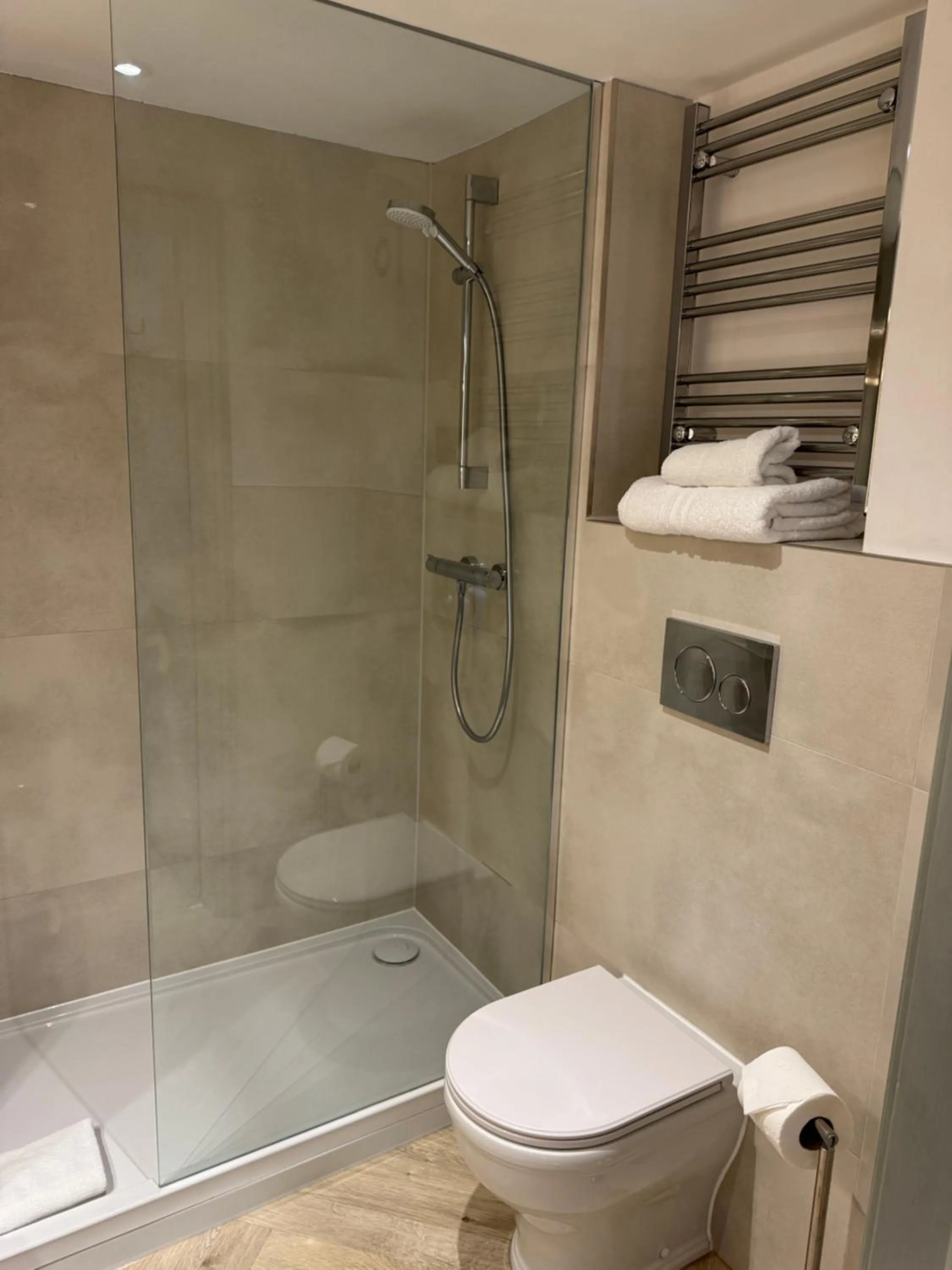 Shower in The Falcon Inn