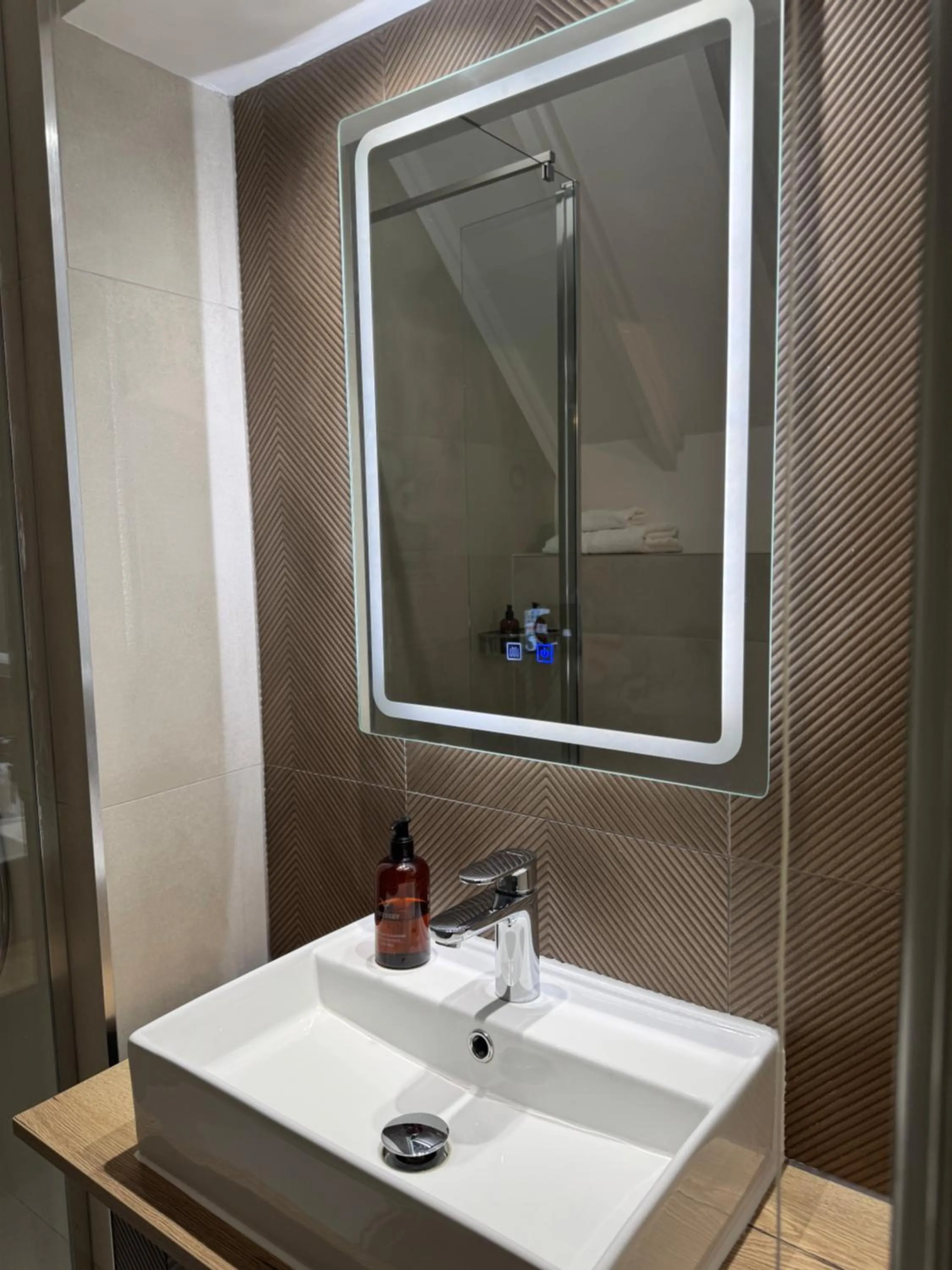 Shower in The Falcon Inn