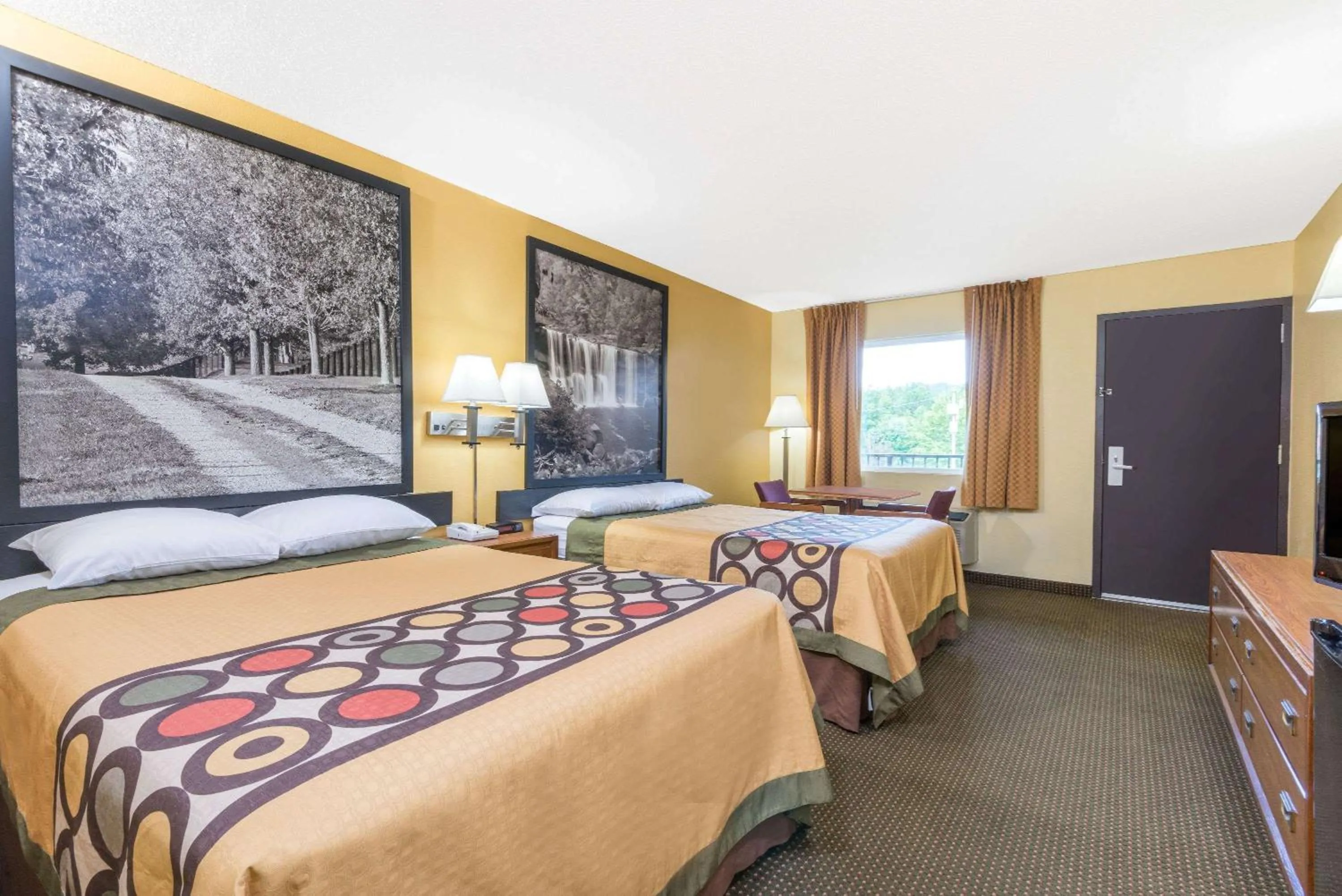 Photo of the whole room in Super 8 by Wyndham Williamsburg