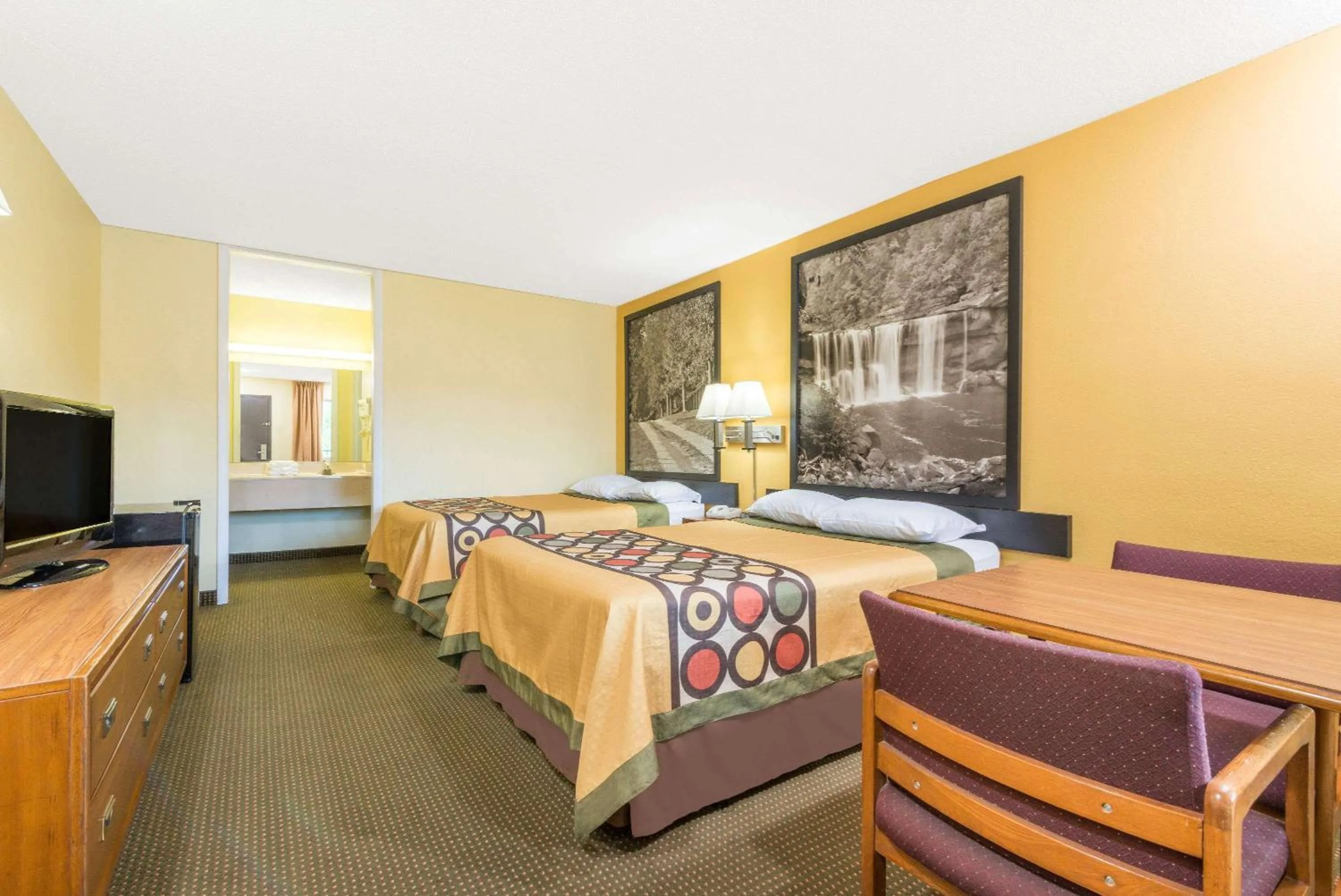 Photo of the whole room in Super 8 by Wyndham Williamsburg