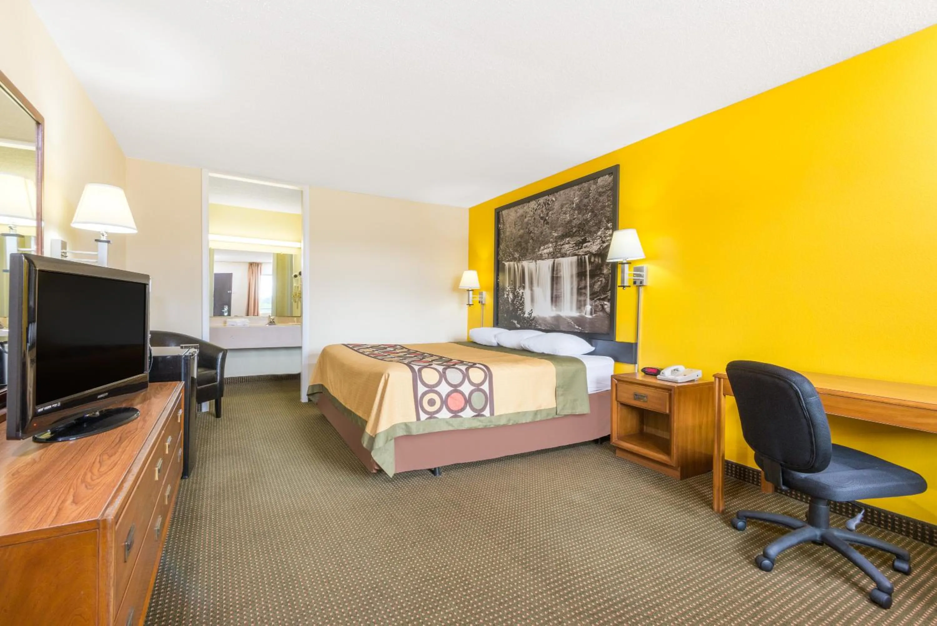 Bedroom, TV/Entertainment Center in Super 8 by Wyndham Williamsburg