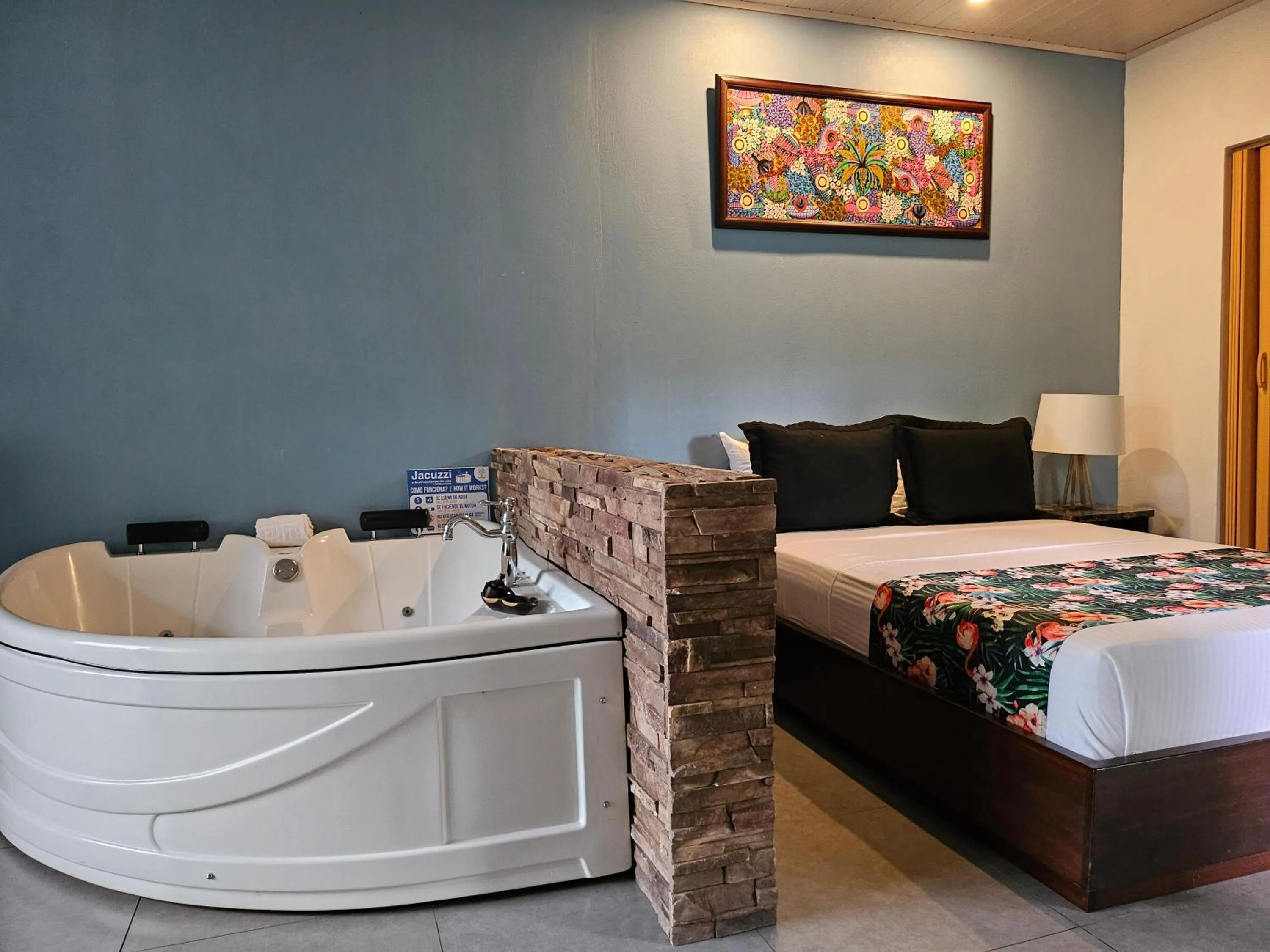 Hot Tub, Bed in Yellow Tree Suites