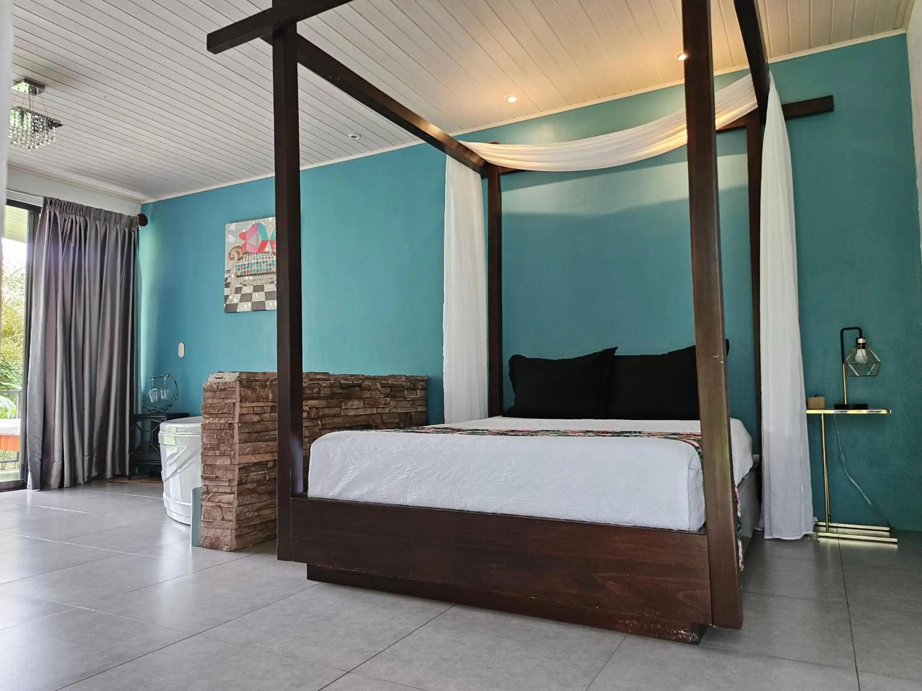 Queen Suite with Spa Bath in Yellow Tree Suites Queen Suite with Spa Bath in Yellow Tree Suites