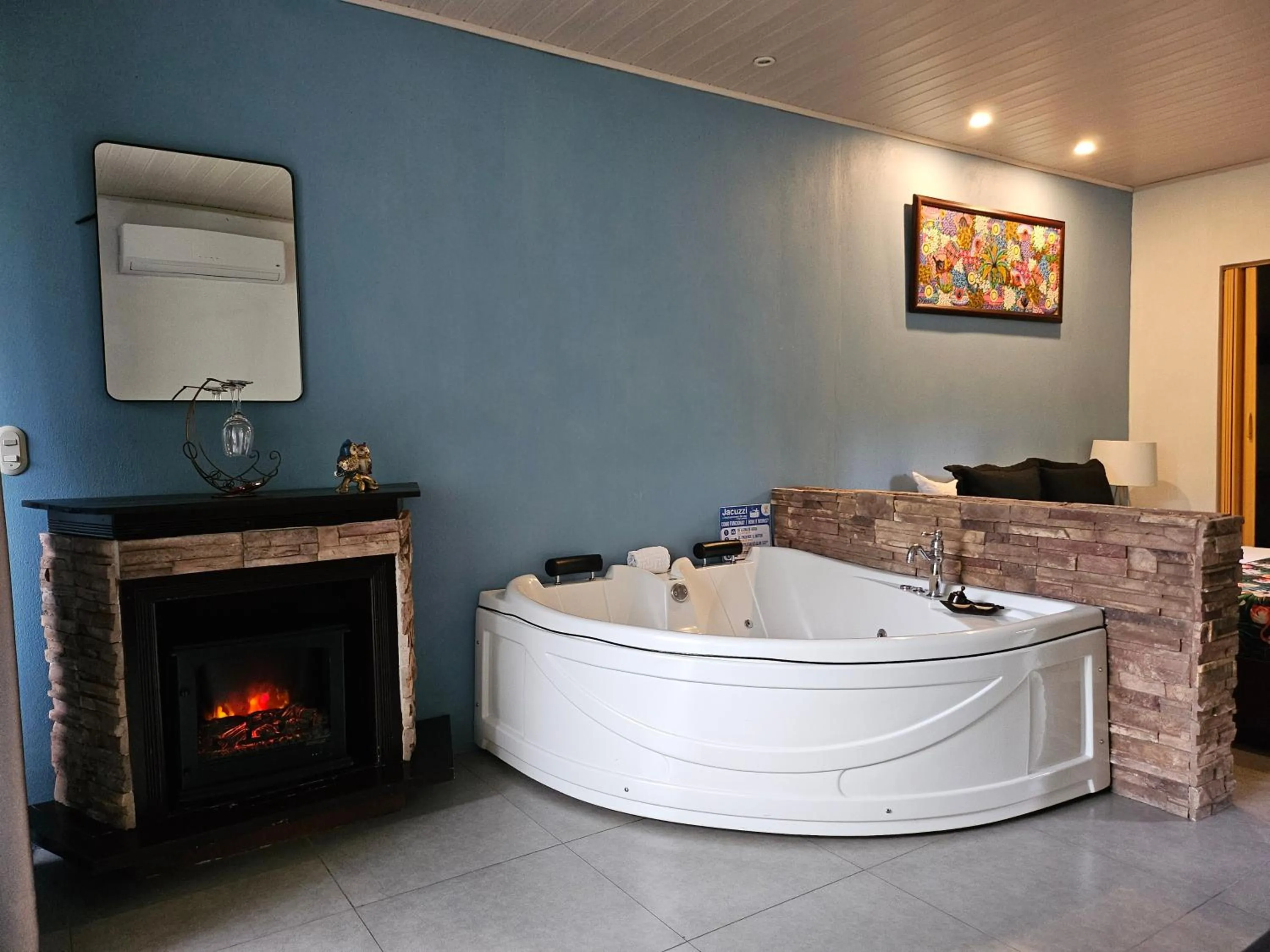 Hot Tub in Yellow Tree Suites