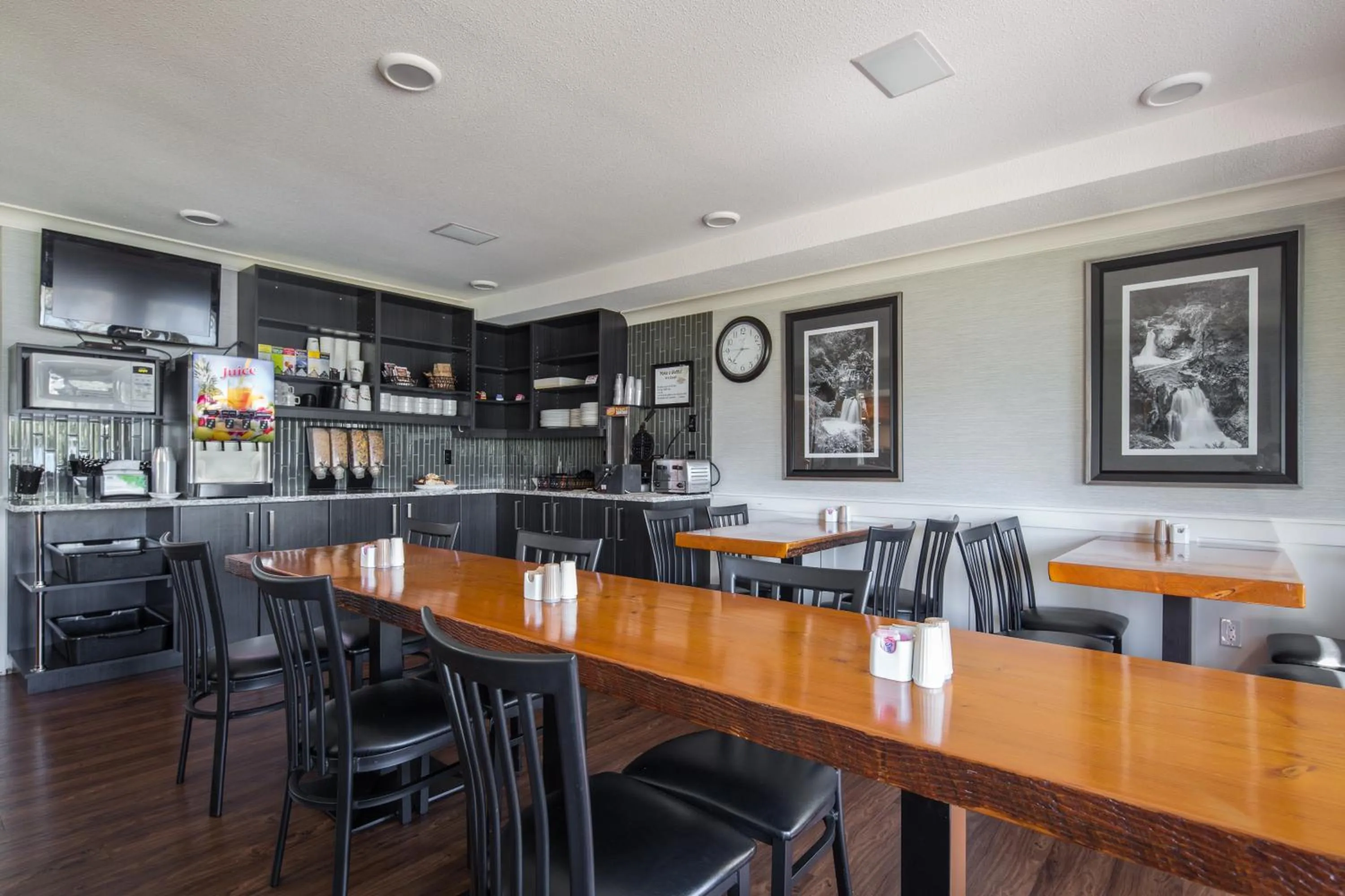 Continental breakfast in Inn on Long Lake