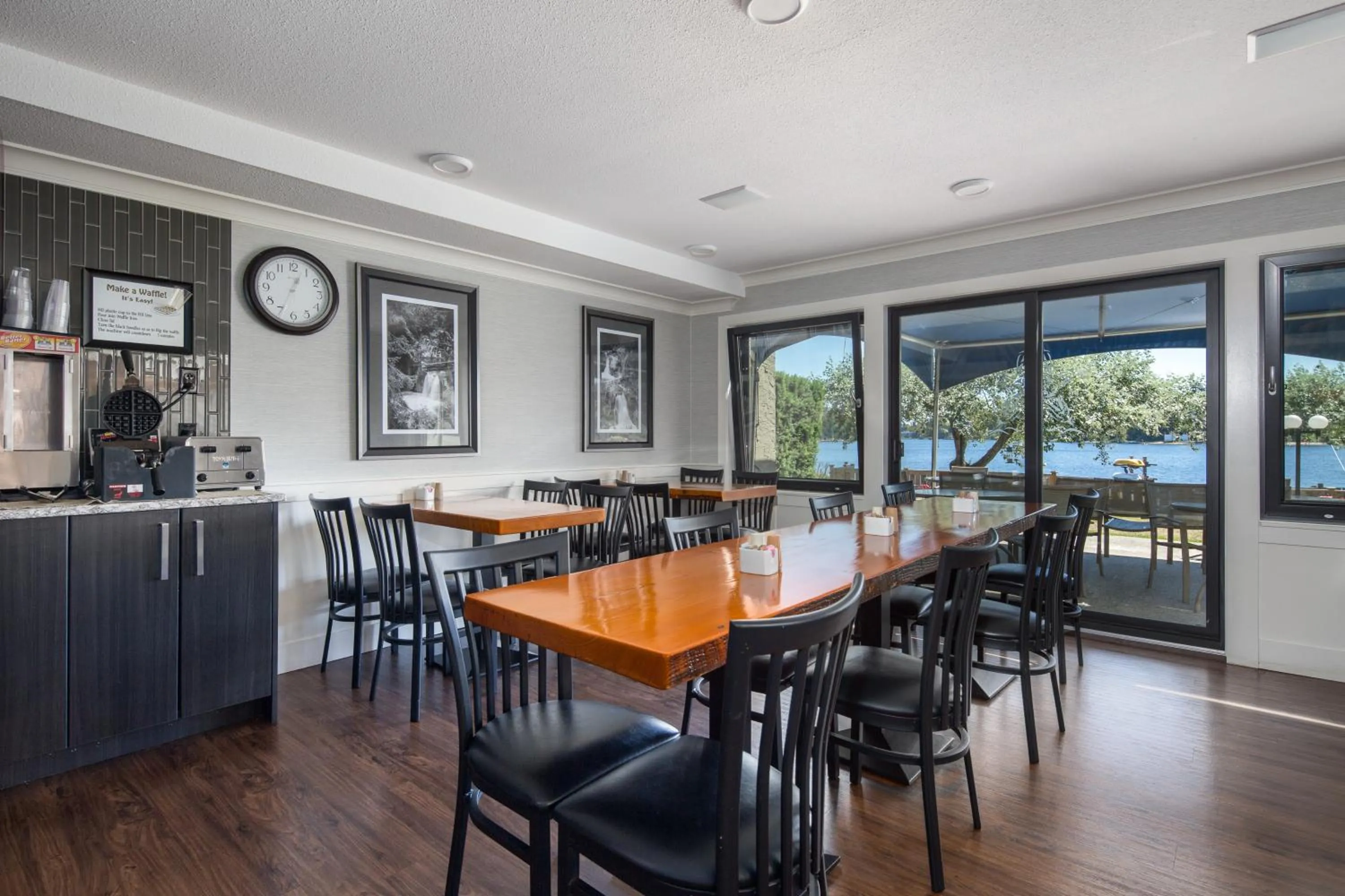 Continental breakfast in Inn on Long Lake