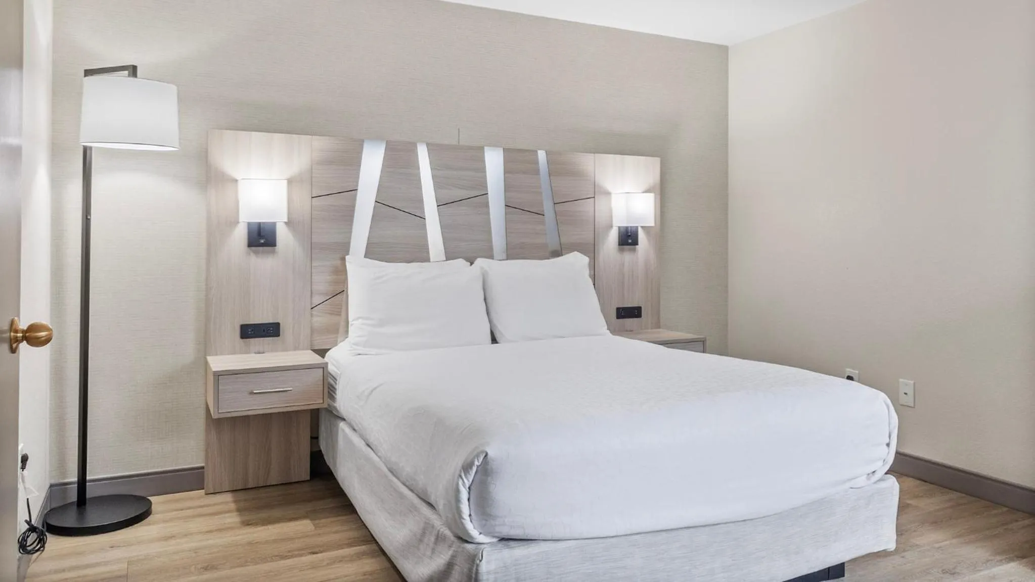 Bed in Best Western Plus, The Inn at Hampton