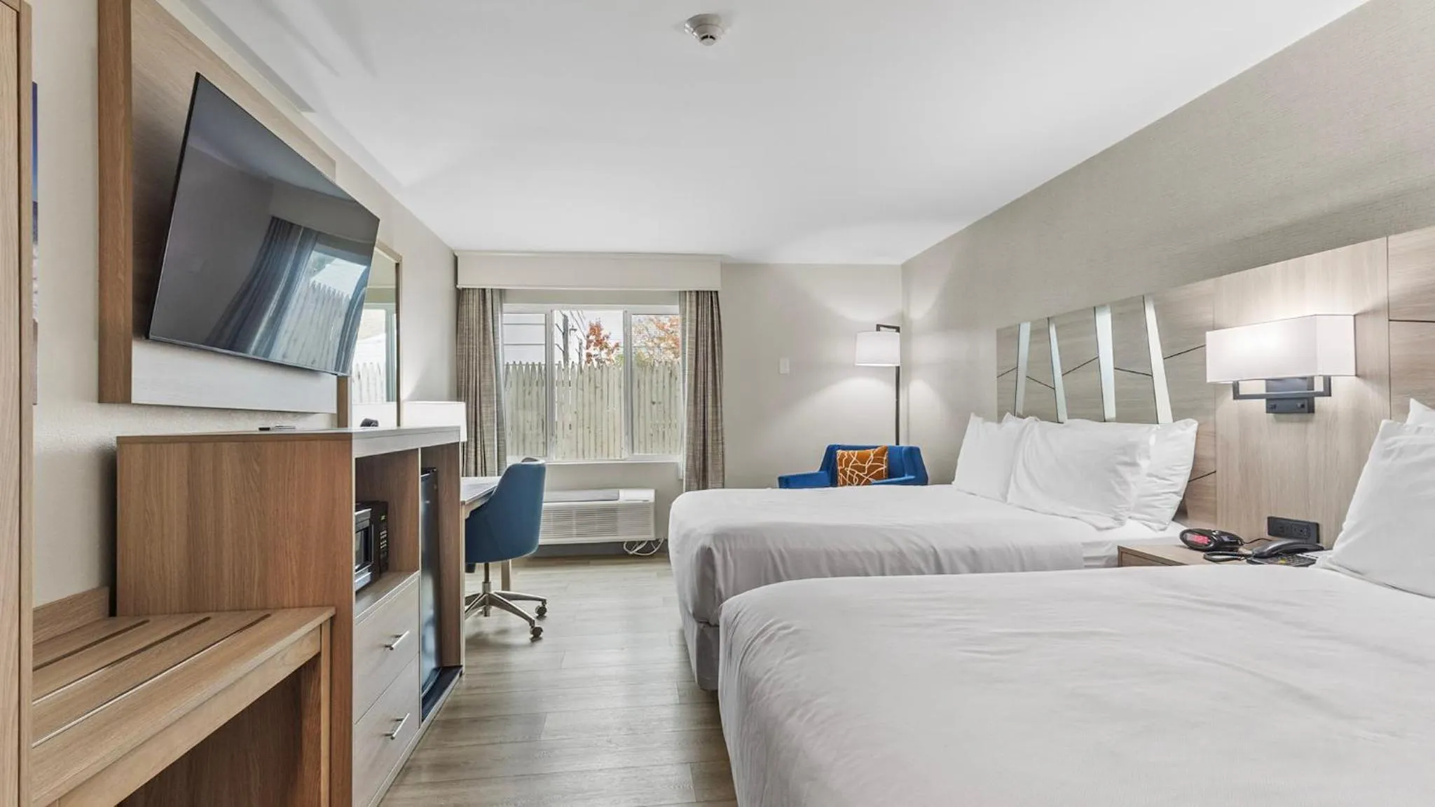 TV and multimedia, Bed in Best Western Plus, The Inn at Hampton