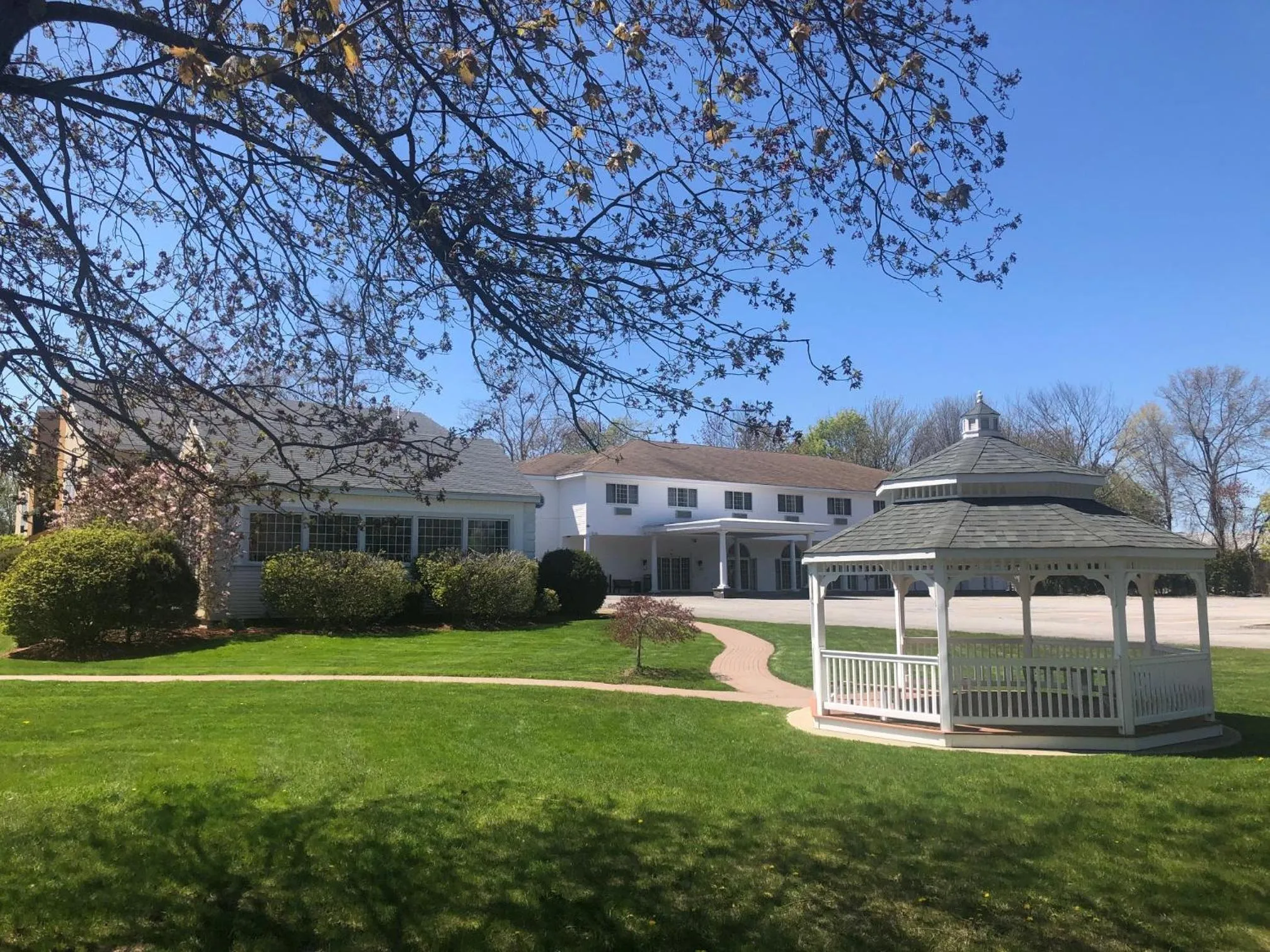 Property building in Best Western Plus, The Inn at Hampton
