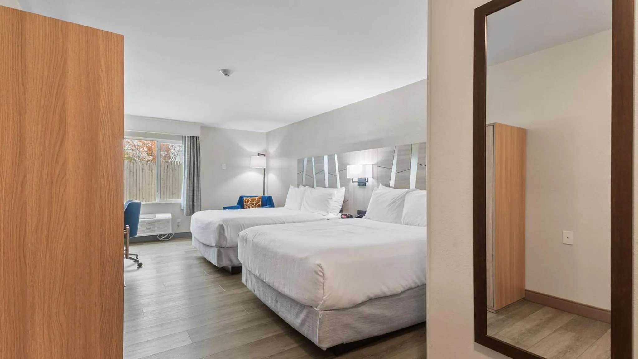 Bed in Best Western Plus, The Inn at Hampton