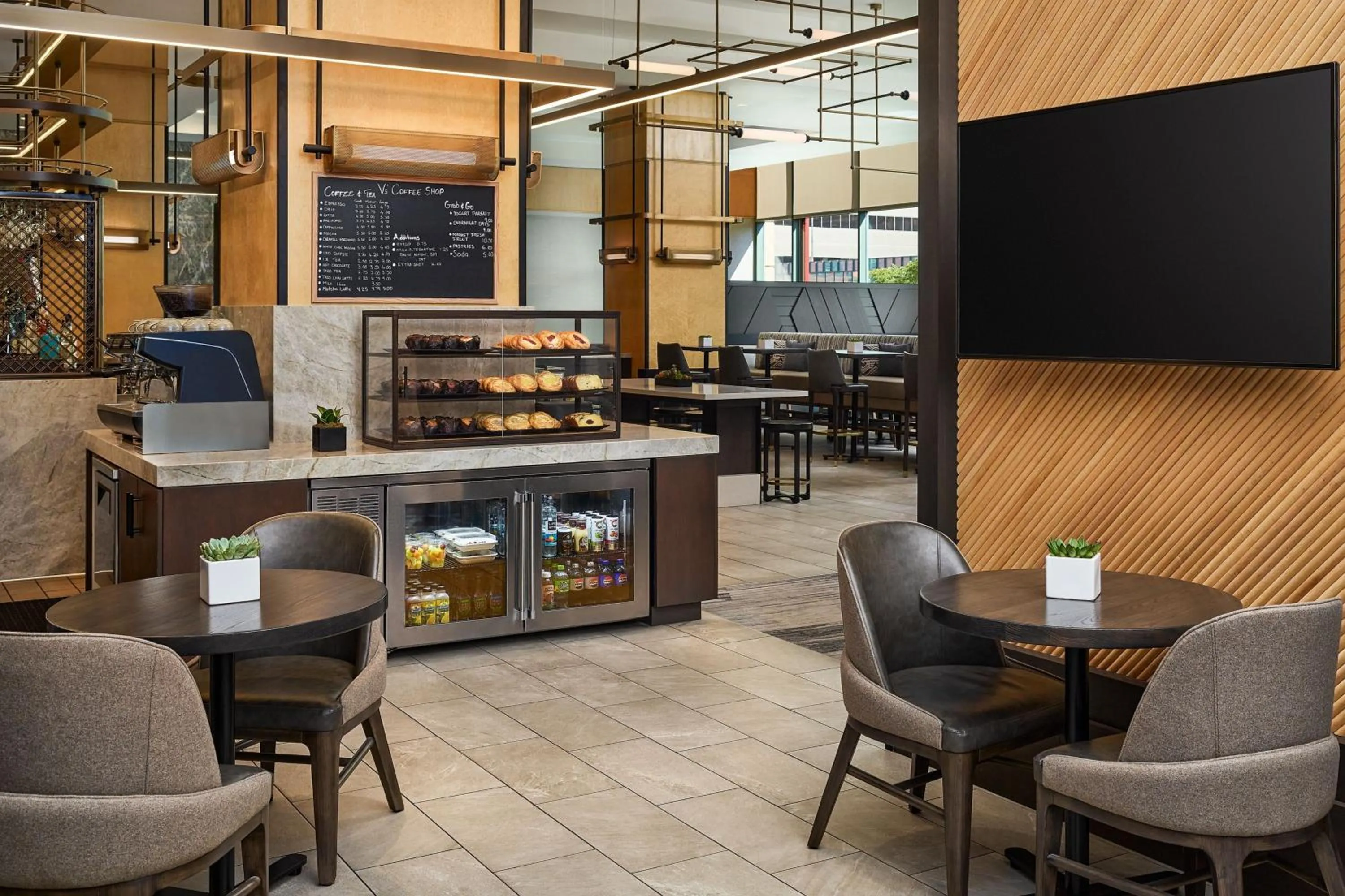 Lounge or bar in The Westin Denver Downtown