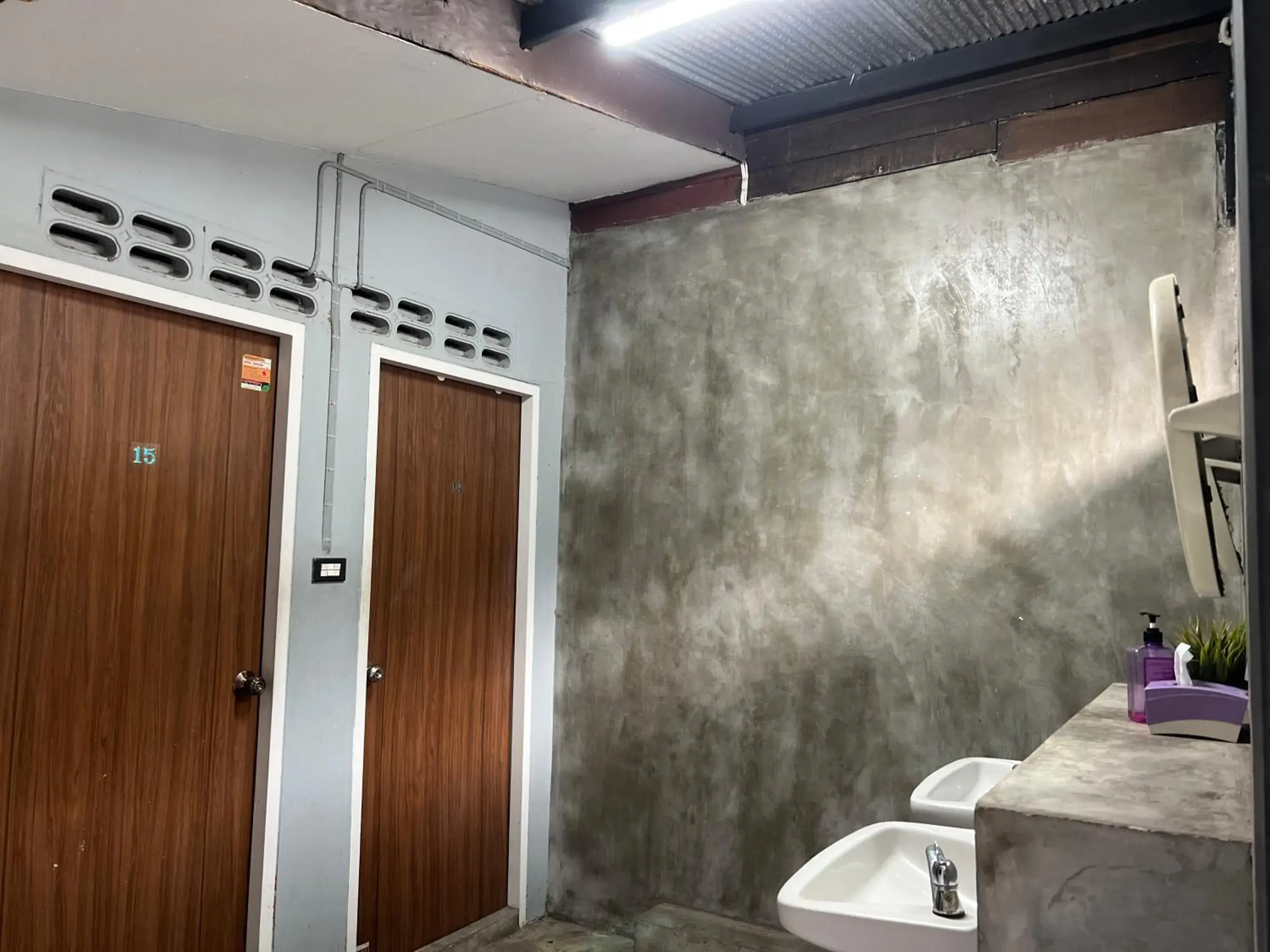 Budget Twin Room with bathroom outside bedding unit in Niwas Ayutthaya Budget Twin Room with bathroom outside bedding unit in Niwas Ayutthaya