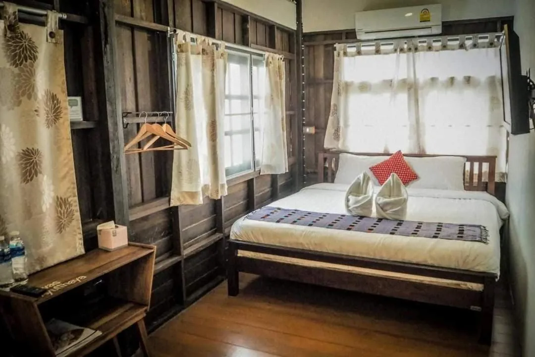 Photo of the whole room, Bed in Niwas Ayutthaya