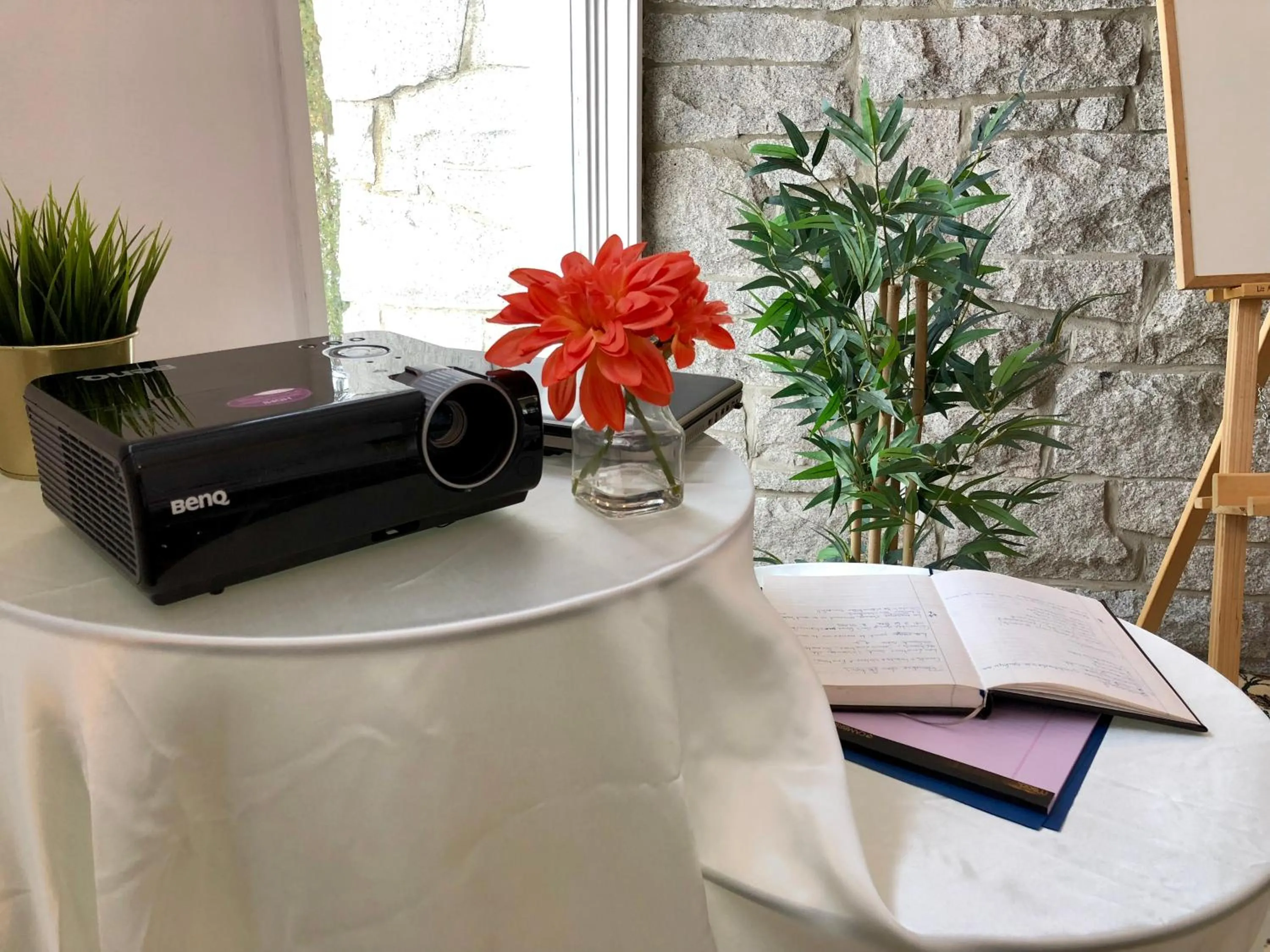 Business facilities in Villa by the Water 23 beds 9 baths Pool billard Hot Tub 15 min Old Quebec