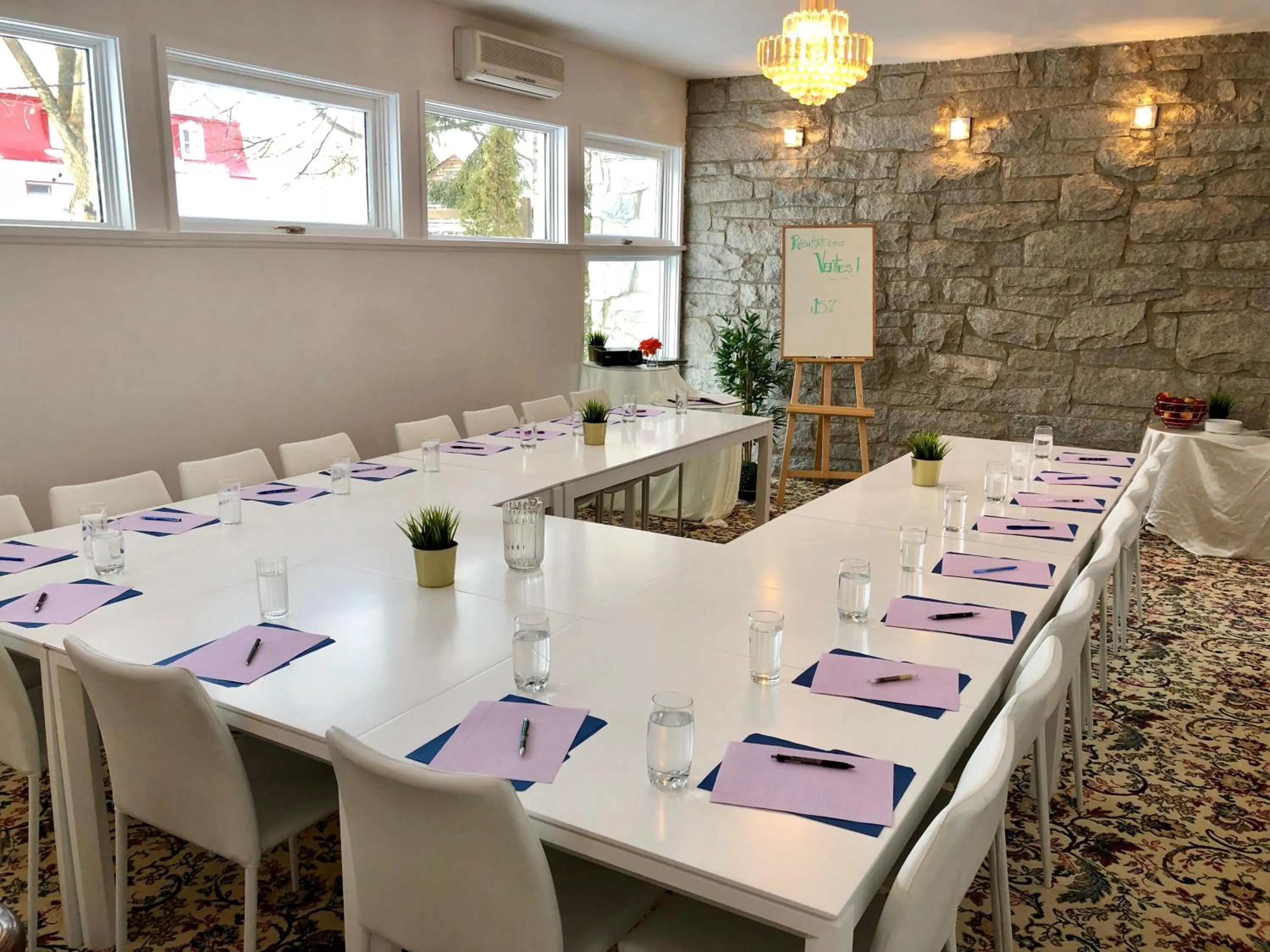 Staff in Villa by the Water 23 beds 9 baths Pool billard Hot Tub 15 min Old Quebec