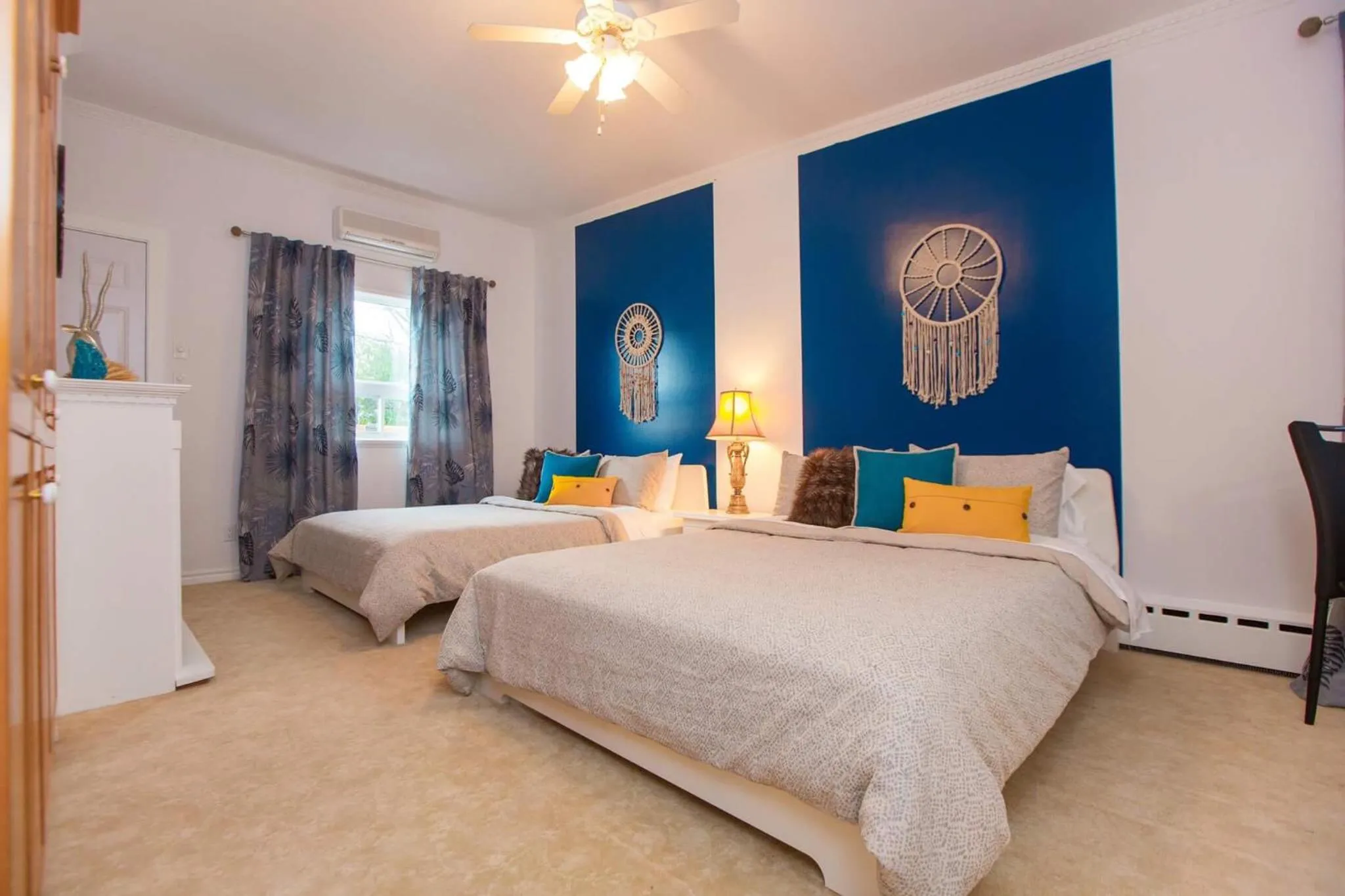 Shower, Bed in Villa by the Water 23 beds 9 baths Pool billard Hot Tub 15 min Old Quebec