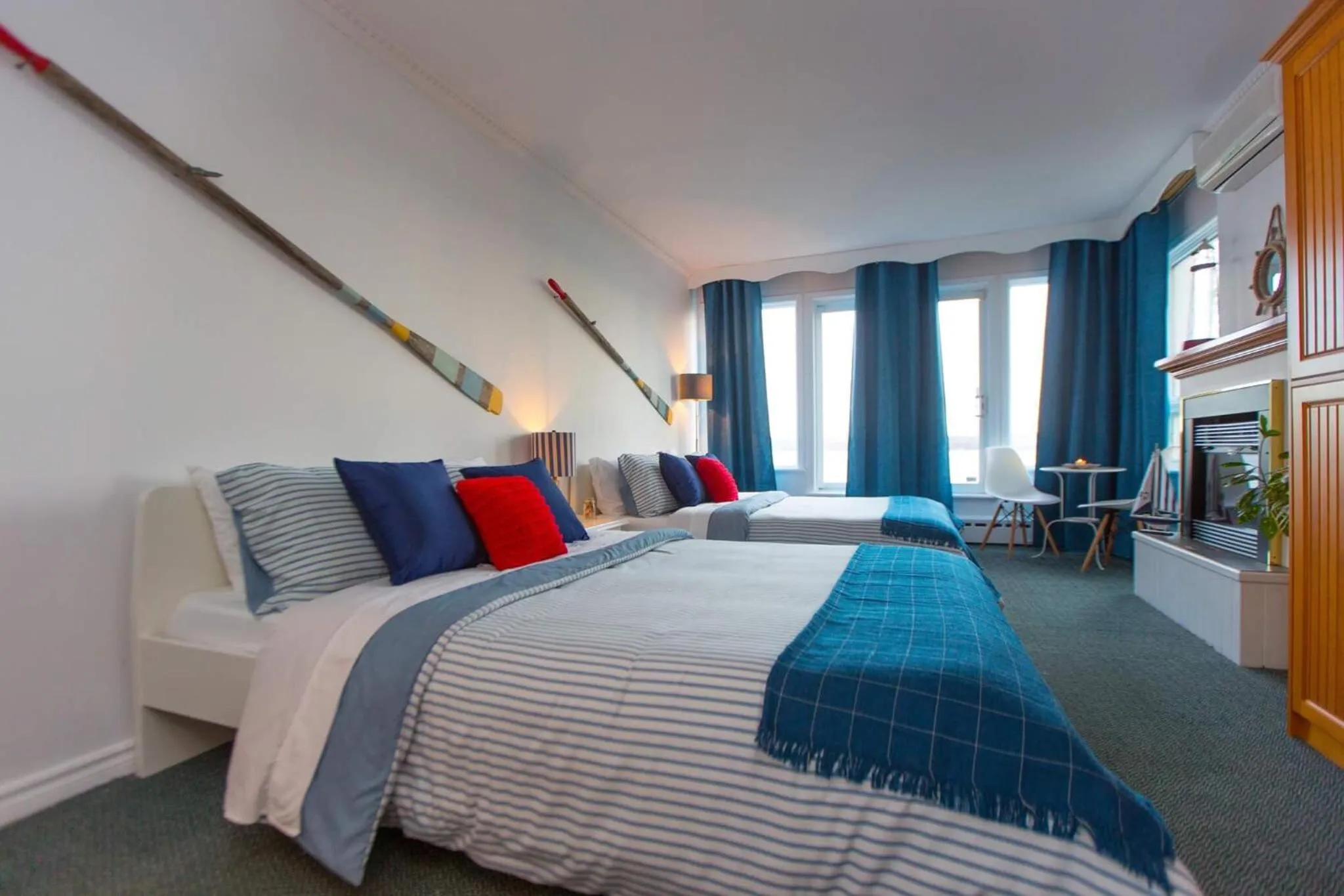 Shower, Bed in Villa by the Water 23 beds 9 baths Pool billard Hot Tub 15 min Old Quebec