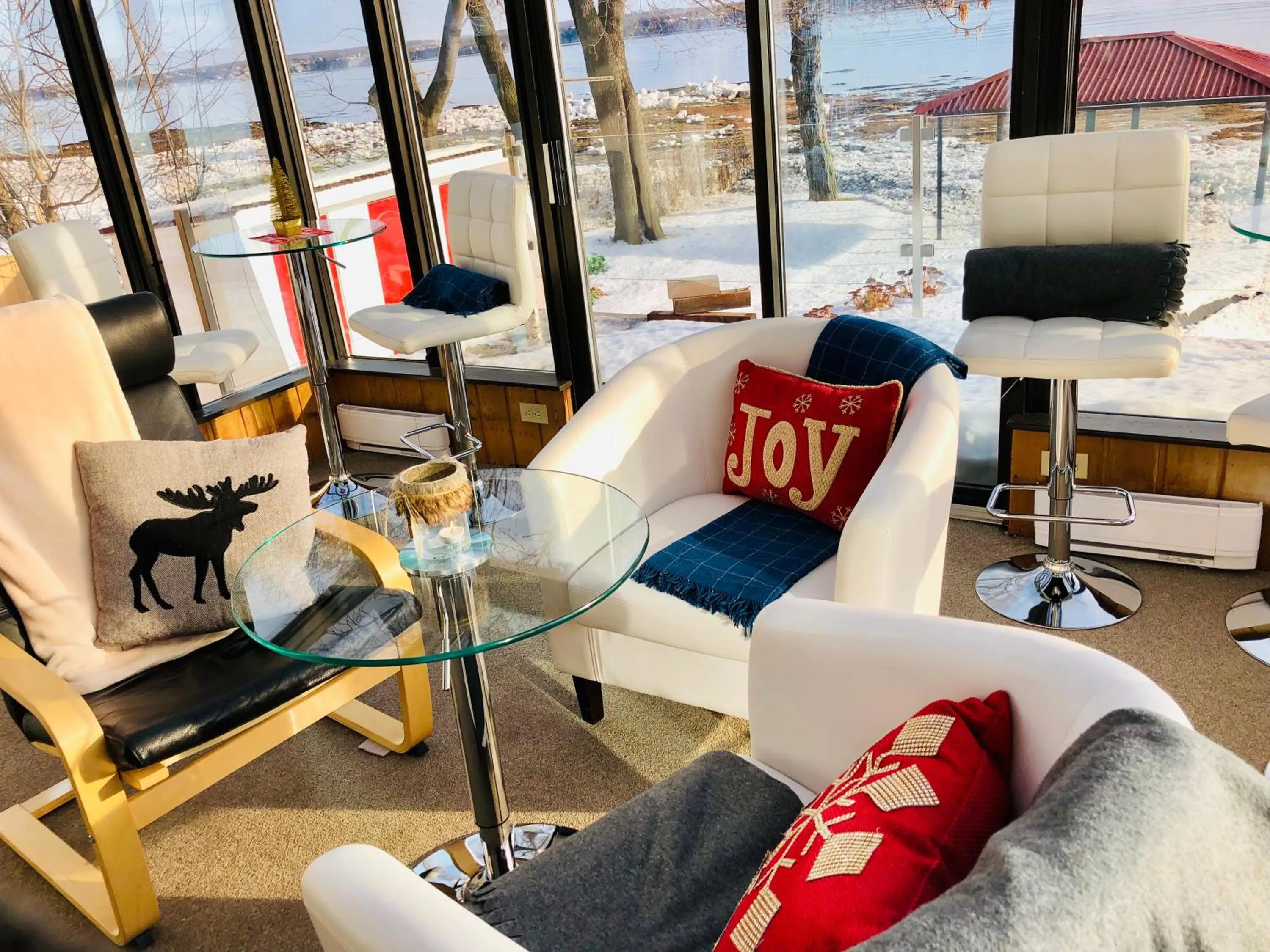 Winter in Villa by the Water 23 beds 9 baths Pool billard Hot Tub 15 min Old Quebec