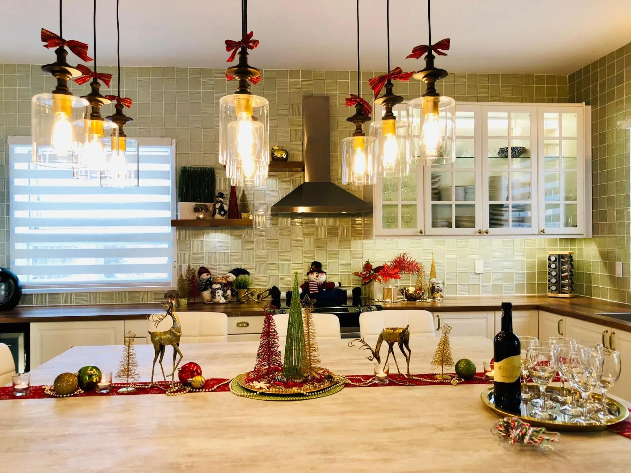 Winter in Villa by the Water 23 beds 9 baths Pool billard Hot Tub 15 min Old Quebec