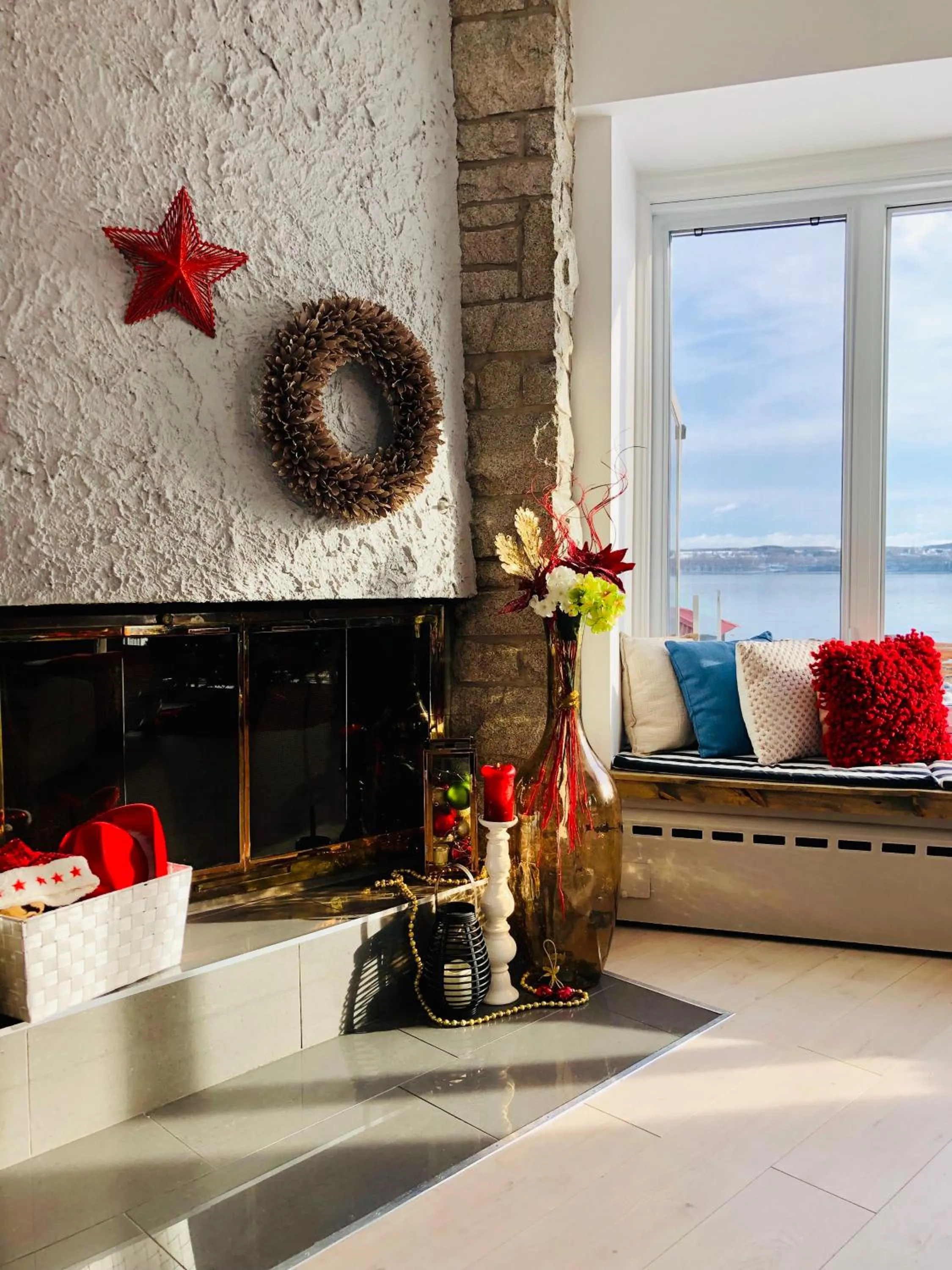 Winter in Villa by the Water 23 beds 9 baths Pool billard Hot Tub 15 min Old Quebec