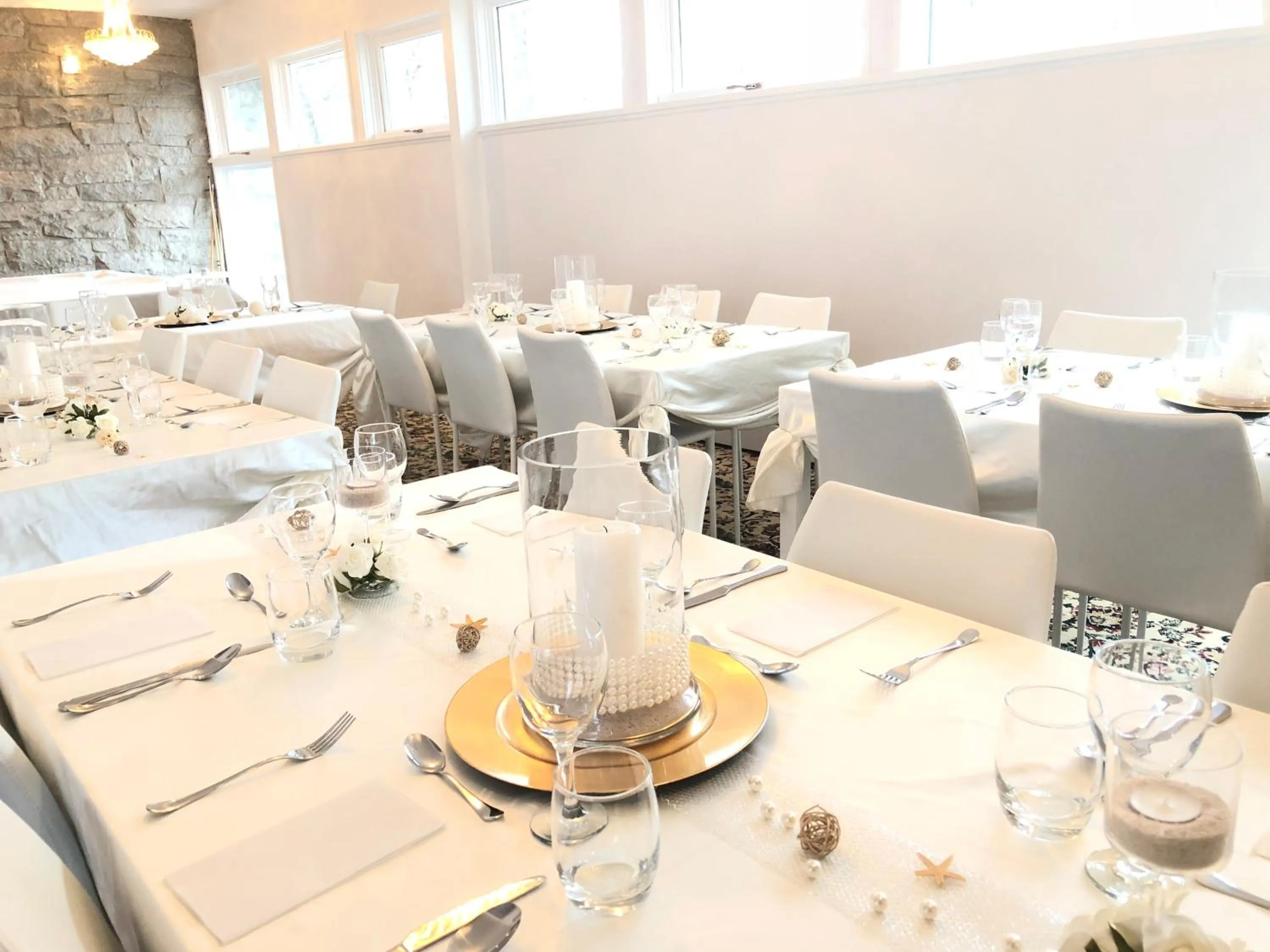 Banquet/Function facilities in Villa by the Water 23 beds 9 baths Pool billard Hot Tub 15 min Old Quebec