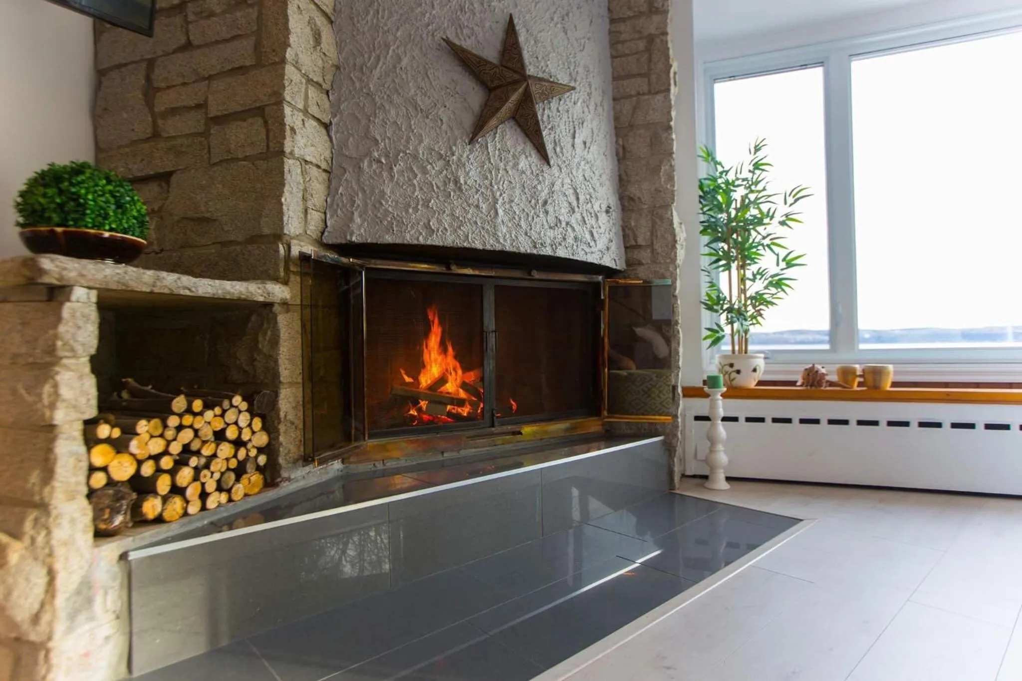 Living room in Villa by the Water 23 beds 9 baths Pool billard Hot Tub 15 min Old Quebec