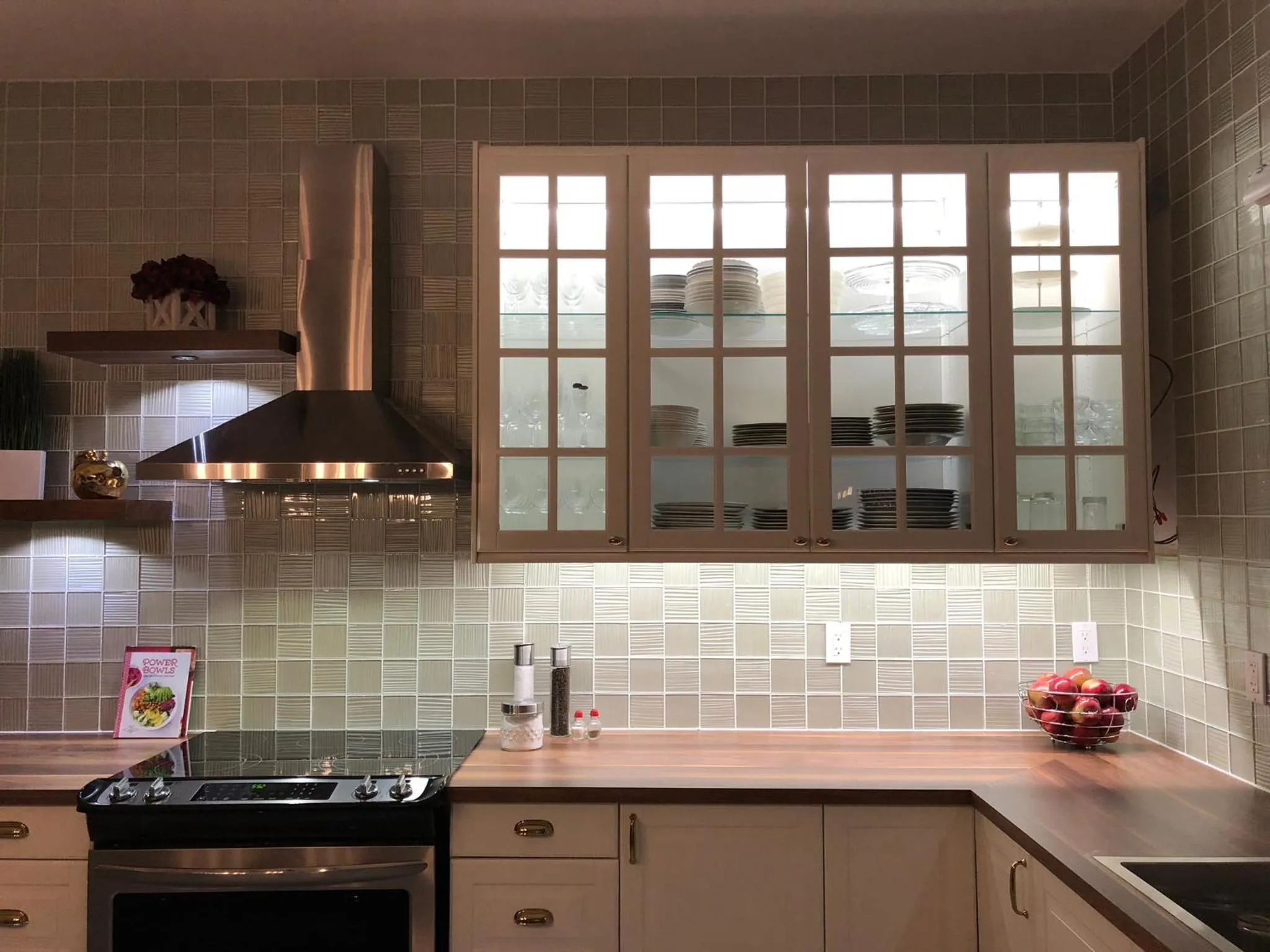 BBQ facilities in Villa by the Water 23 beds 9 baths Pool billard Hot Tub 15 min Old Quebec