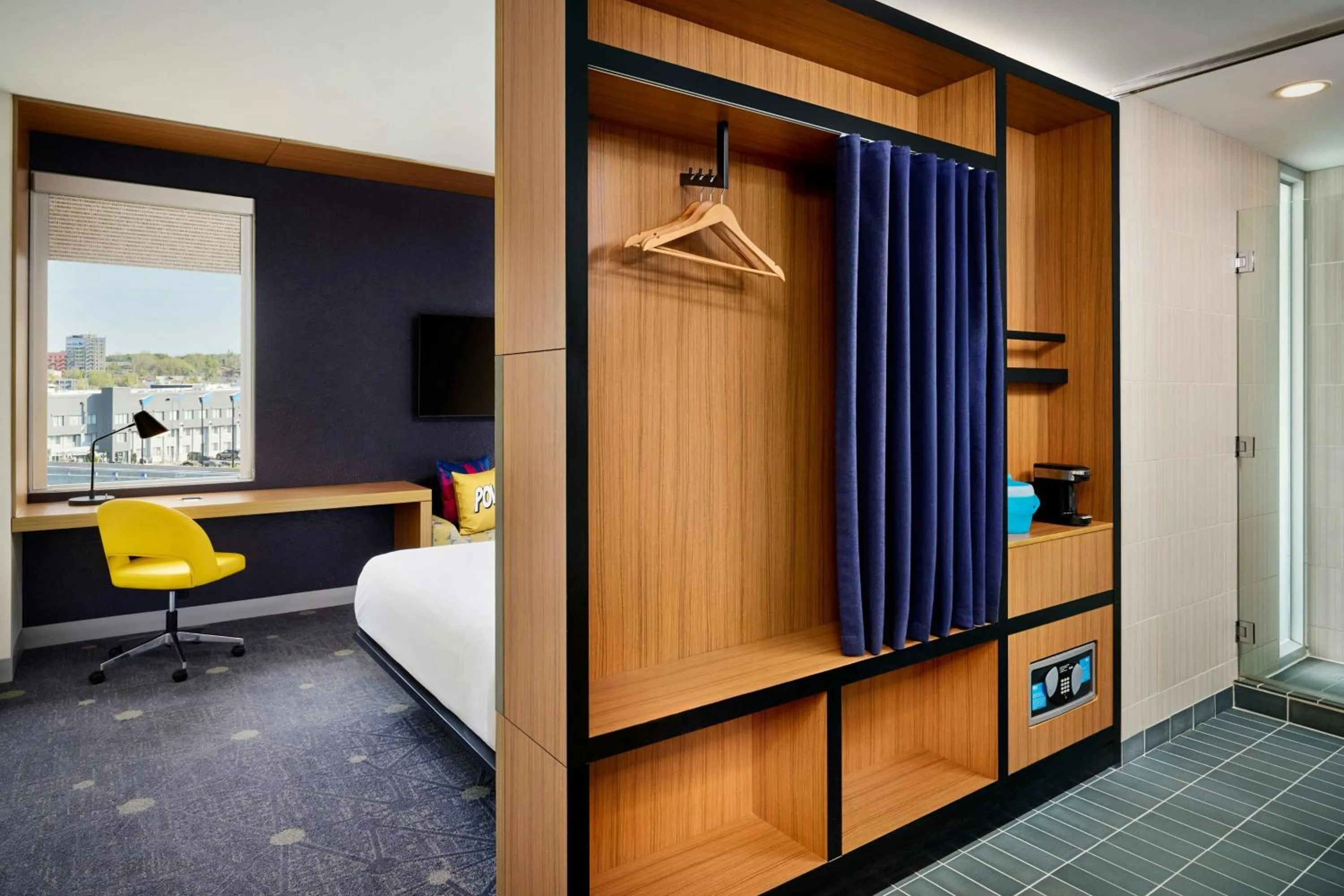 Photo of the whole room, Bed in Aloft Montreal Airport