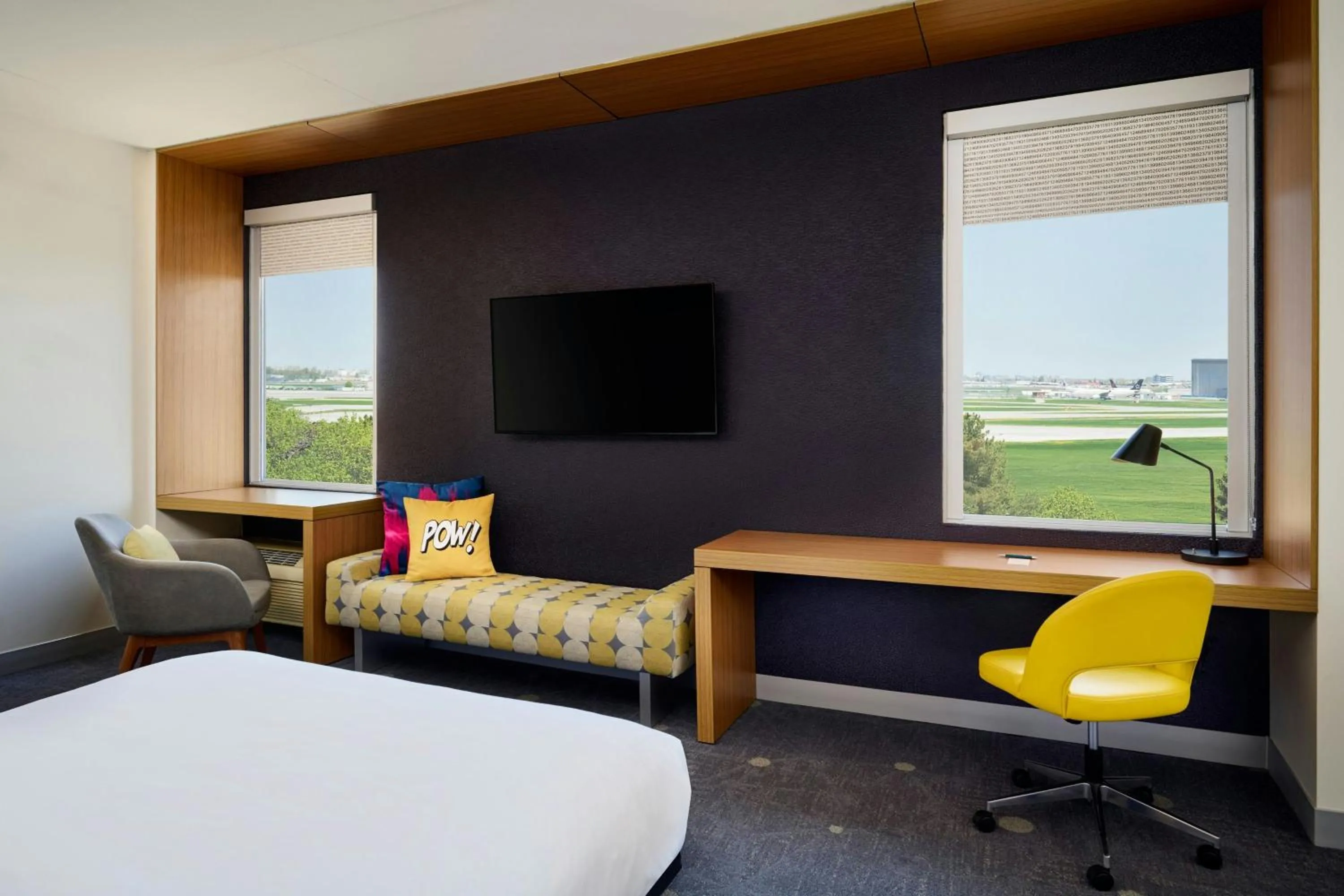 Photo of the whole room, Bed in Aloft Montreal Airport
