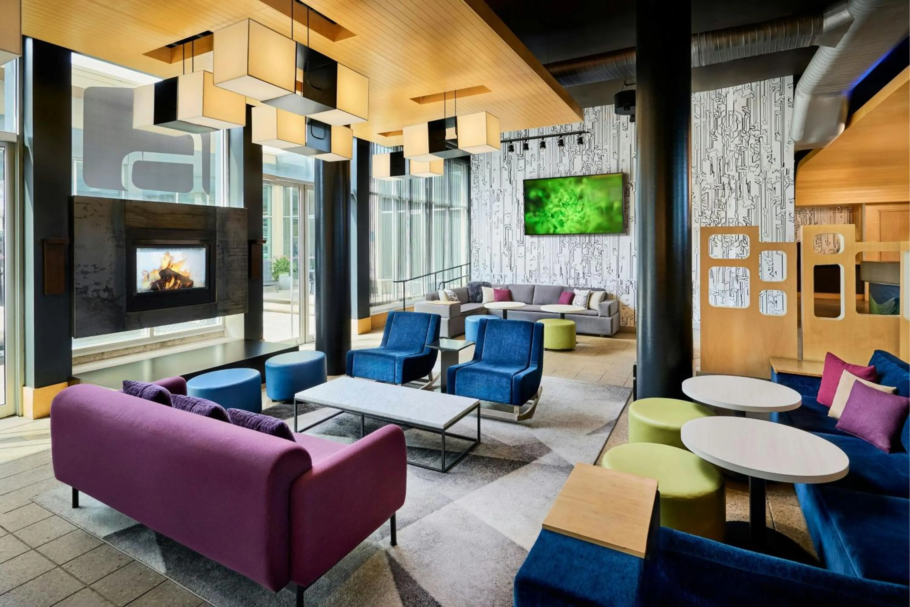 Lounge or bar in Aloft Montreal Airport