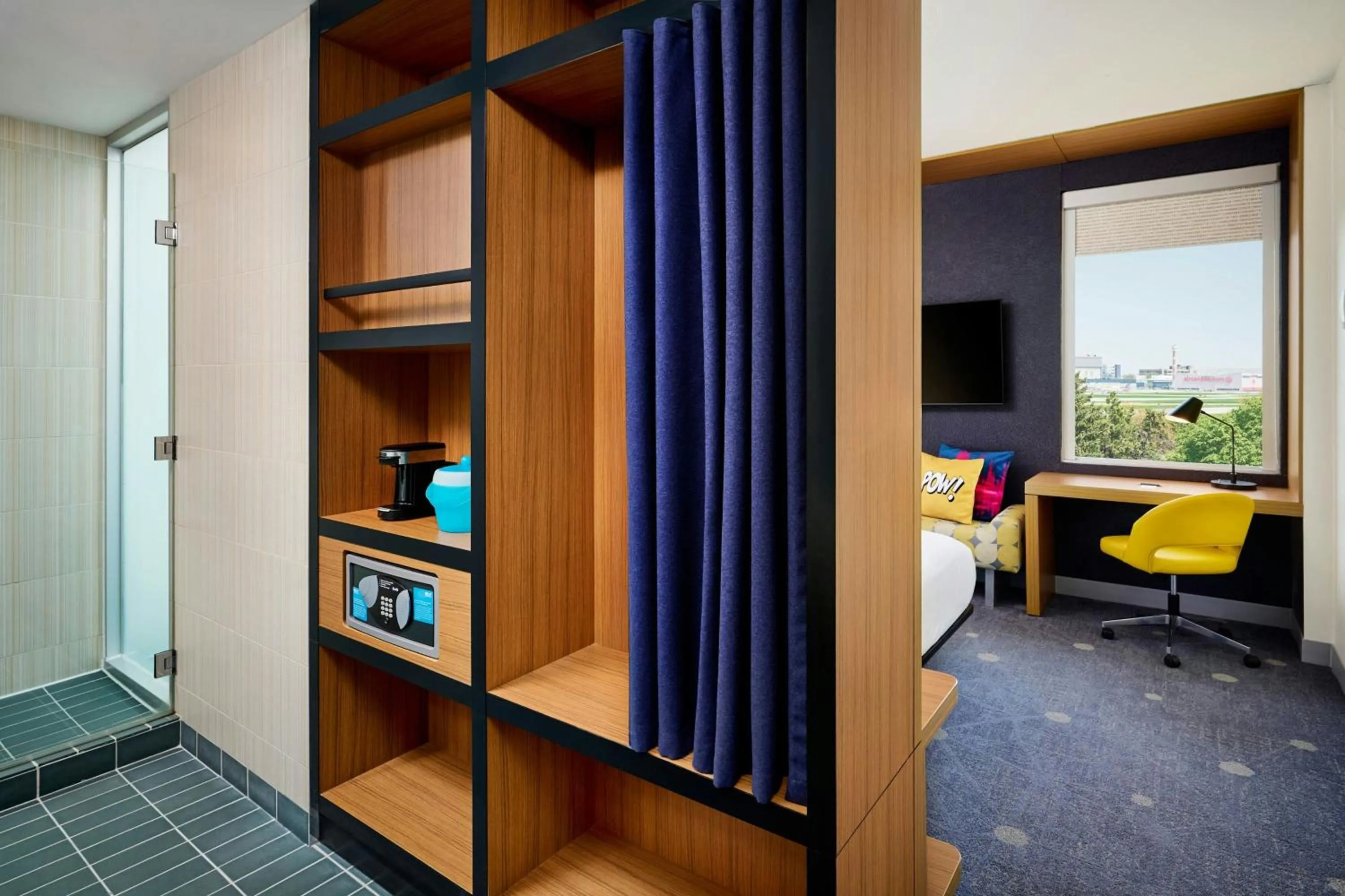 Photo of the whole room in Aloft Montreal Airport