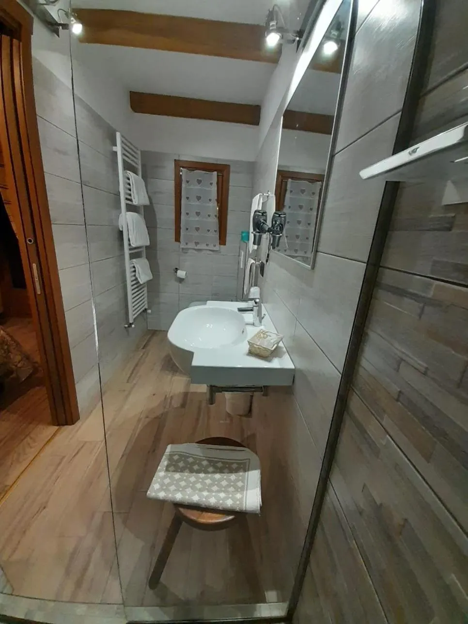 Shower in Hotel Astoria