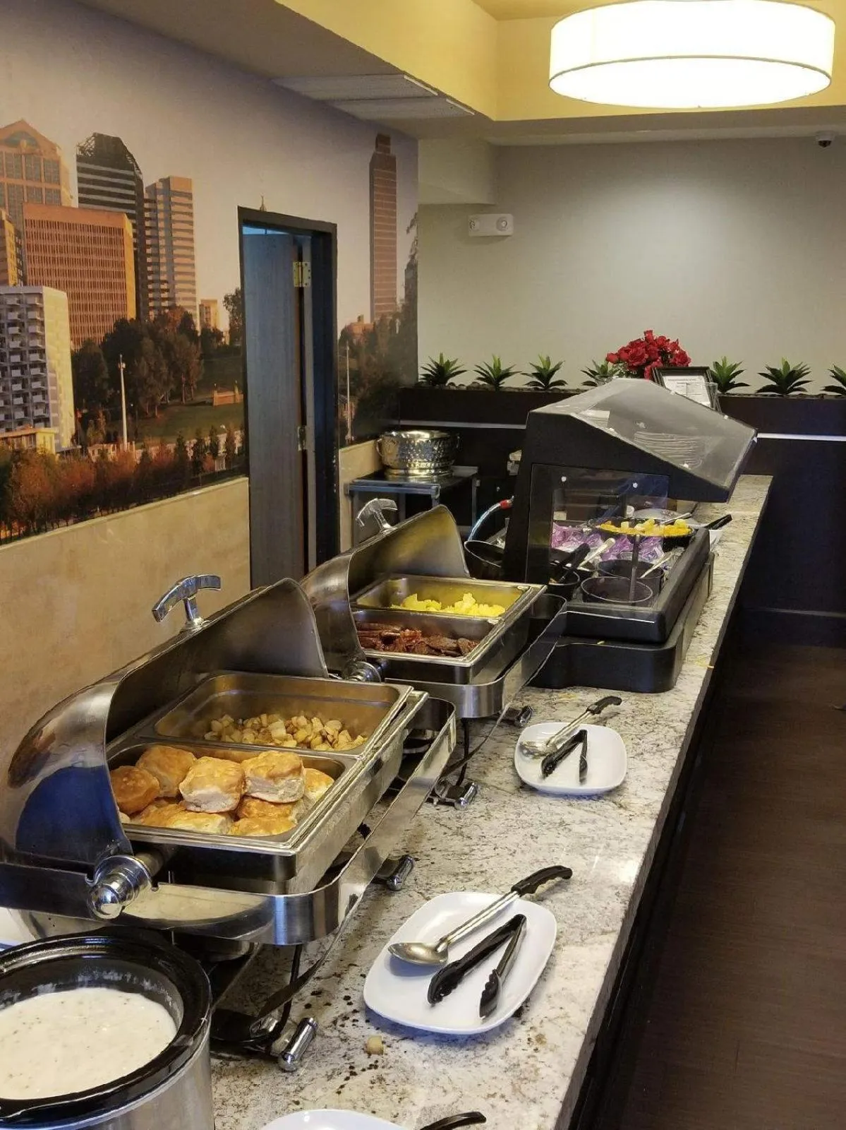 Buffet breakfast in Club Hotel Nashville Inn & Suites