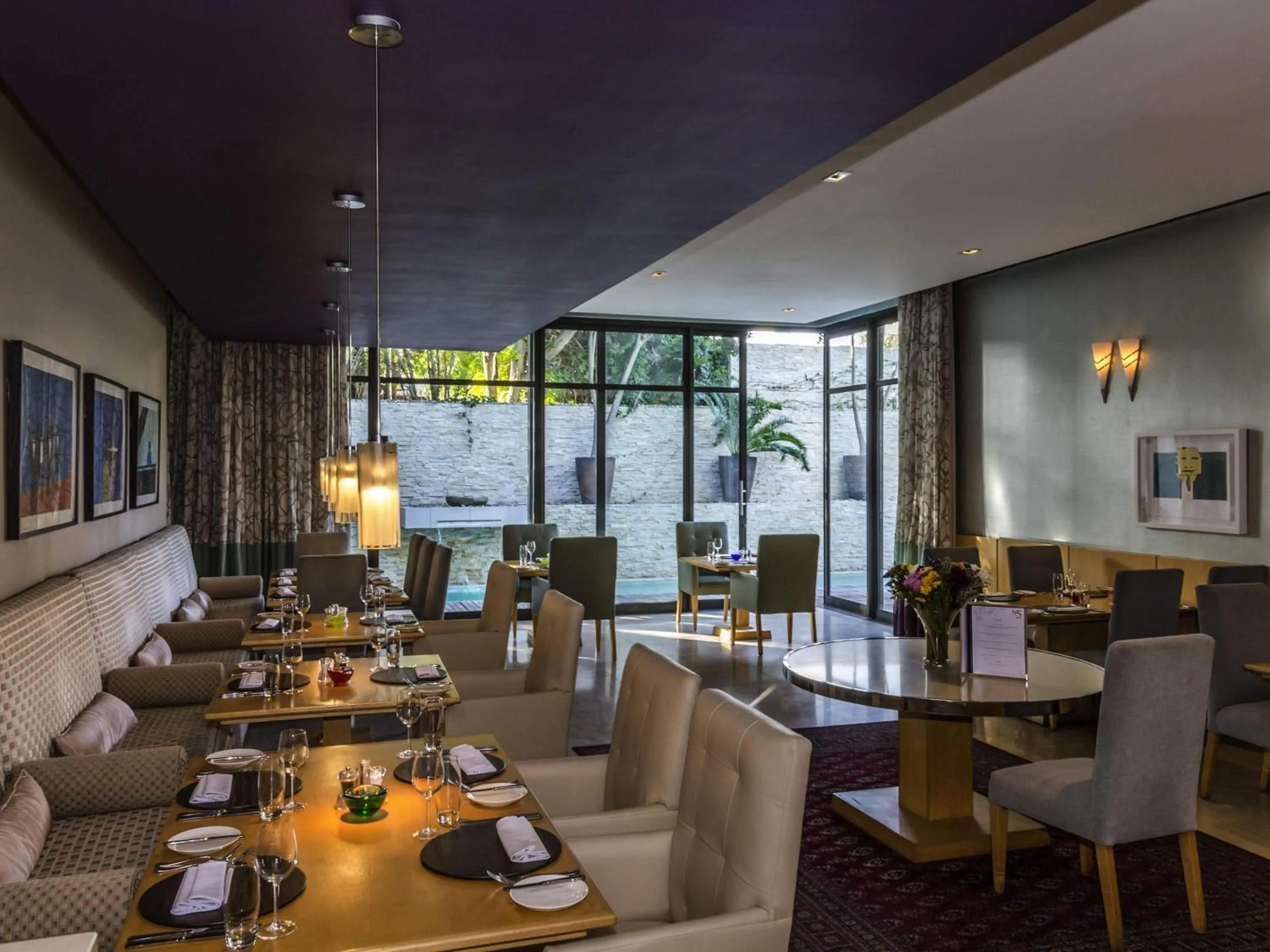 Restaurant/places to eat in No5 Boutique Art Hotel by Mantis