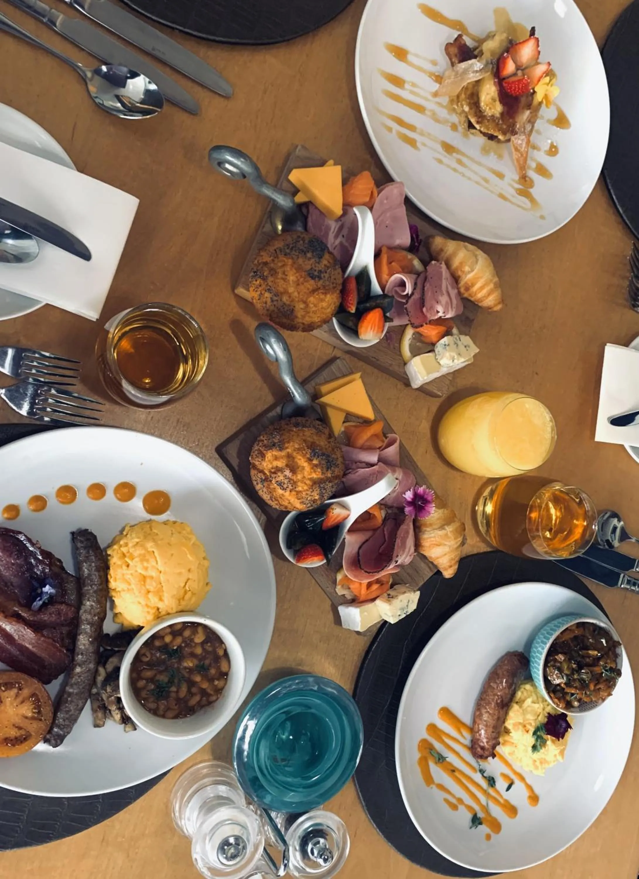 Restaurant/places to eat in No5 Boutique Art Hotel by Mantis