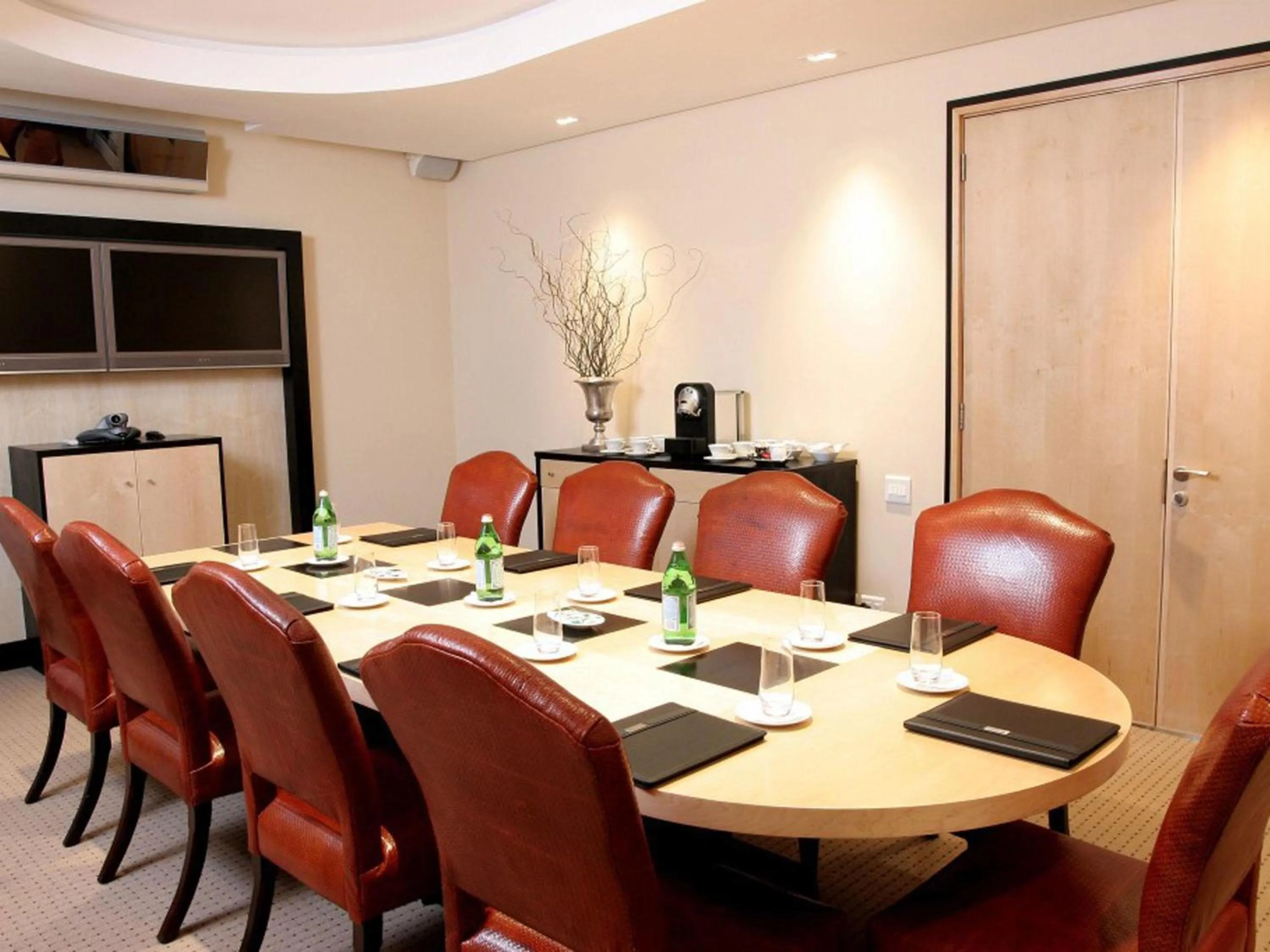 Meeting/conference room in No5 Boutique Art Hotel by Mantis